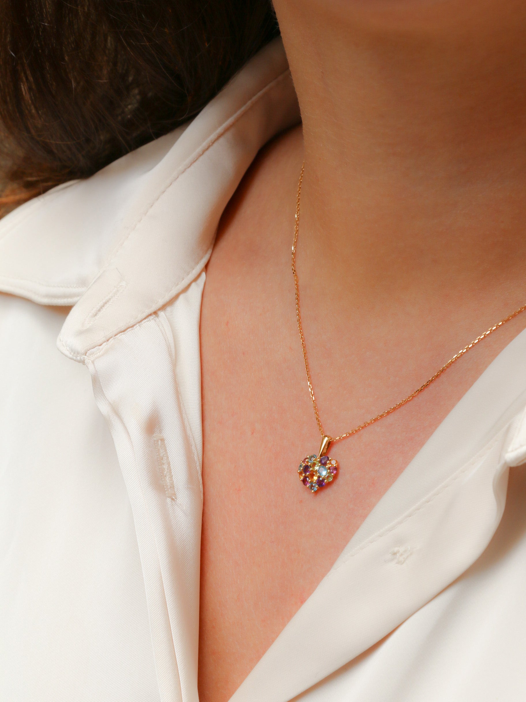 Vintage heart pendant in yellow gold and fine stones