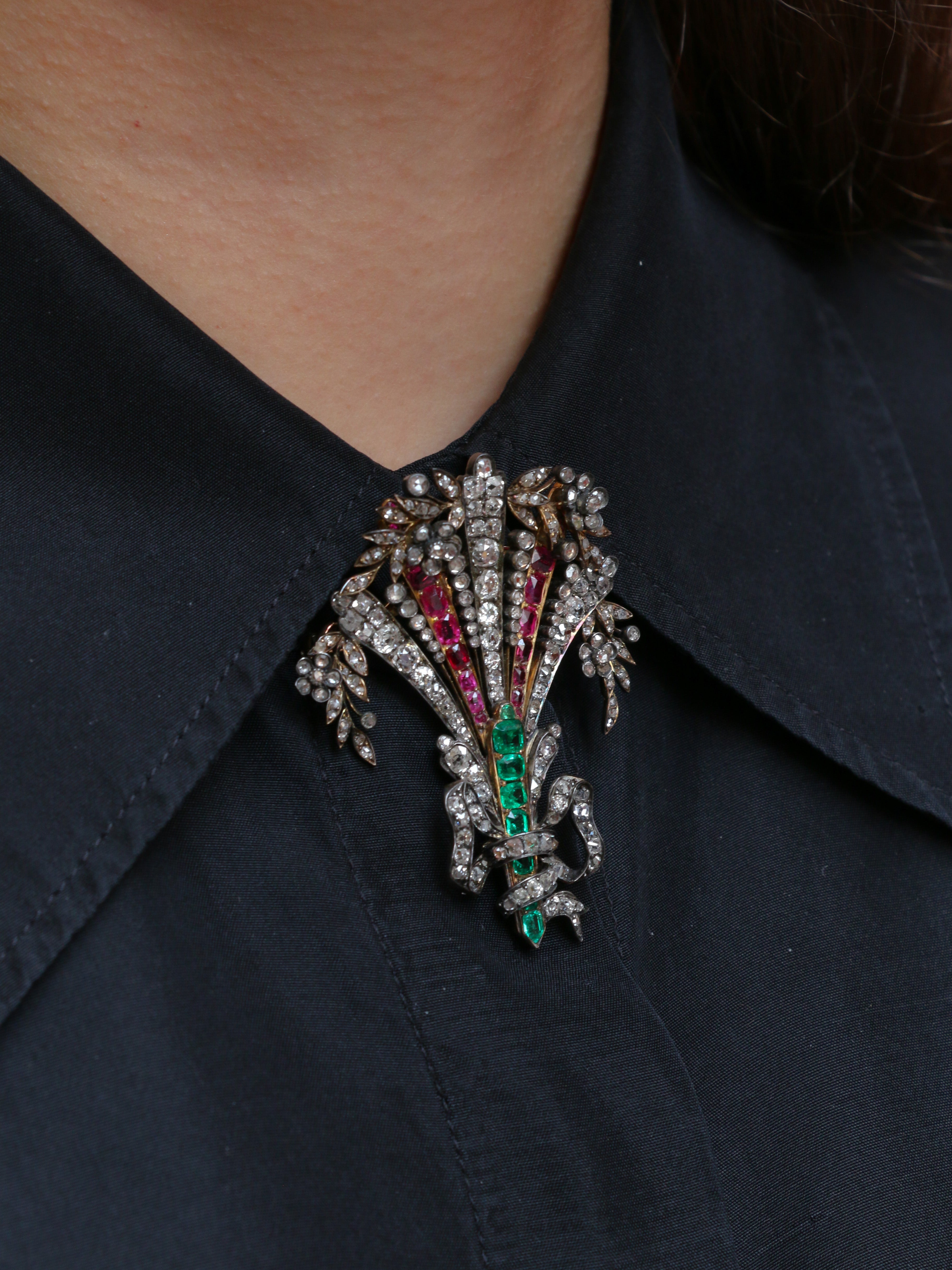 Broche aigrette or argent diamants émeraudes rubis