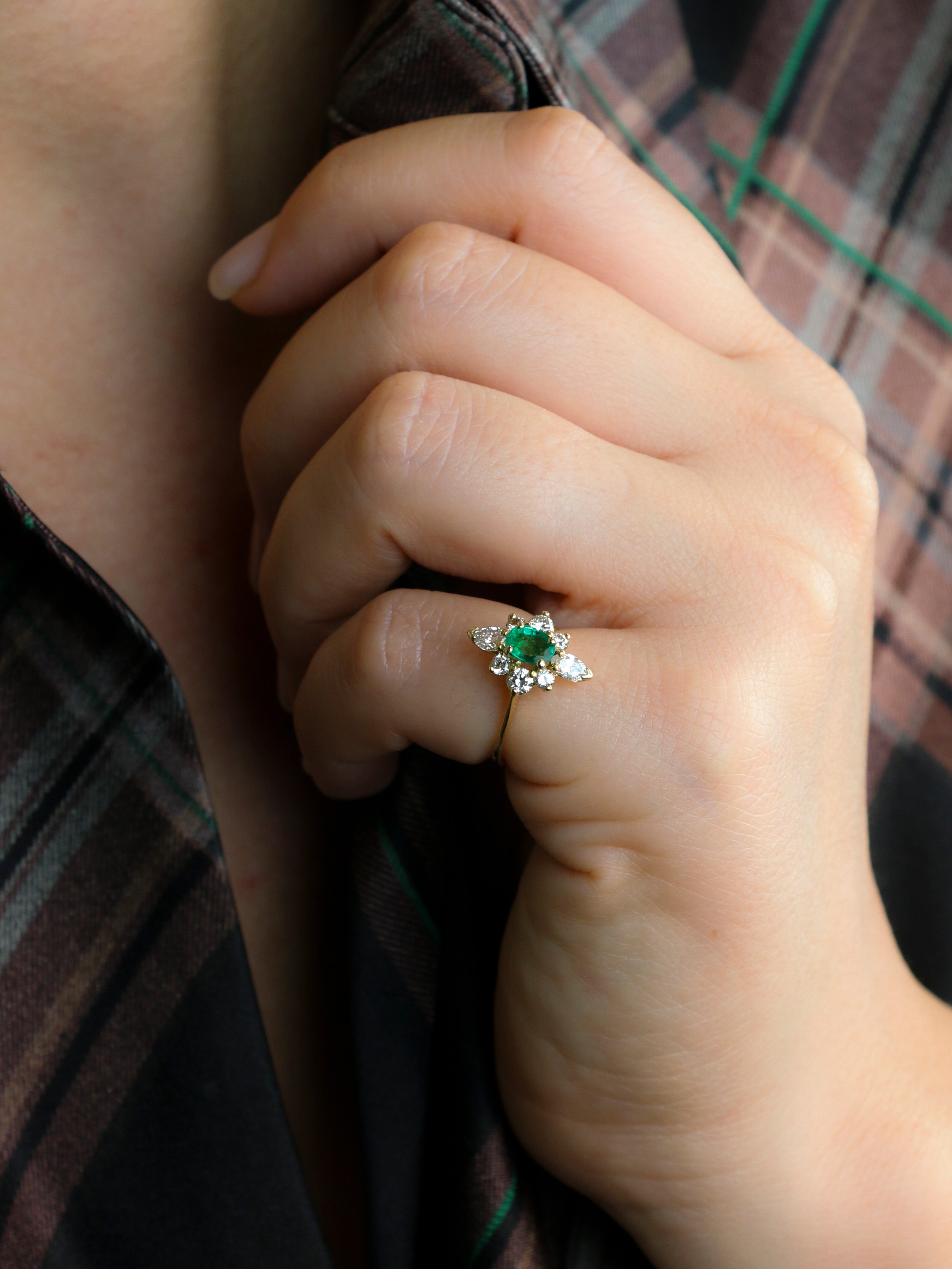 Bague marquise or jaune émeraude ovale diamants