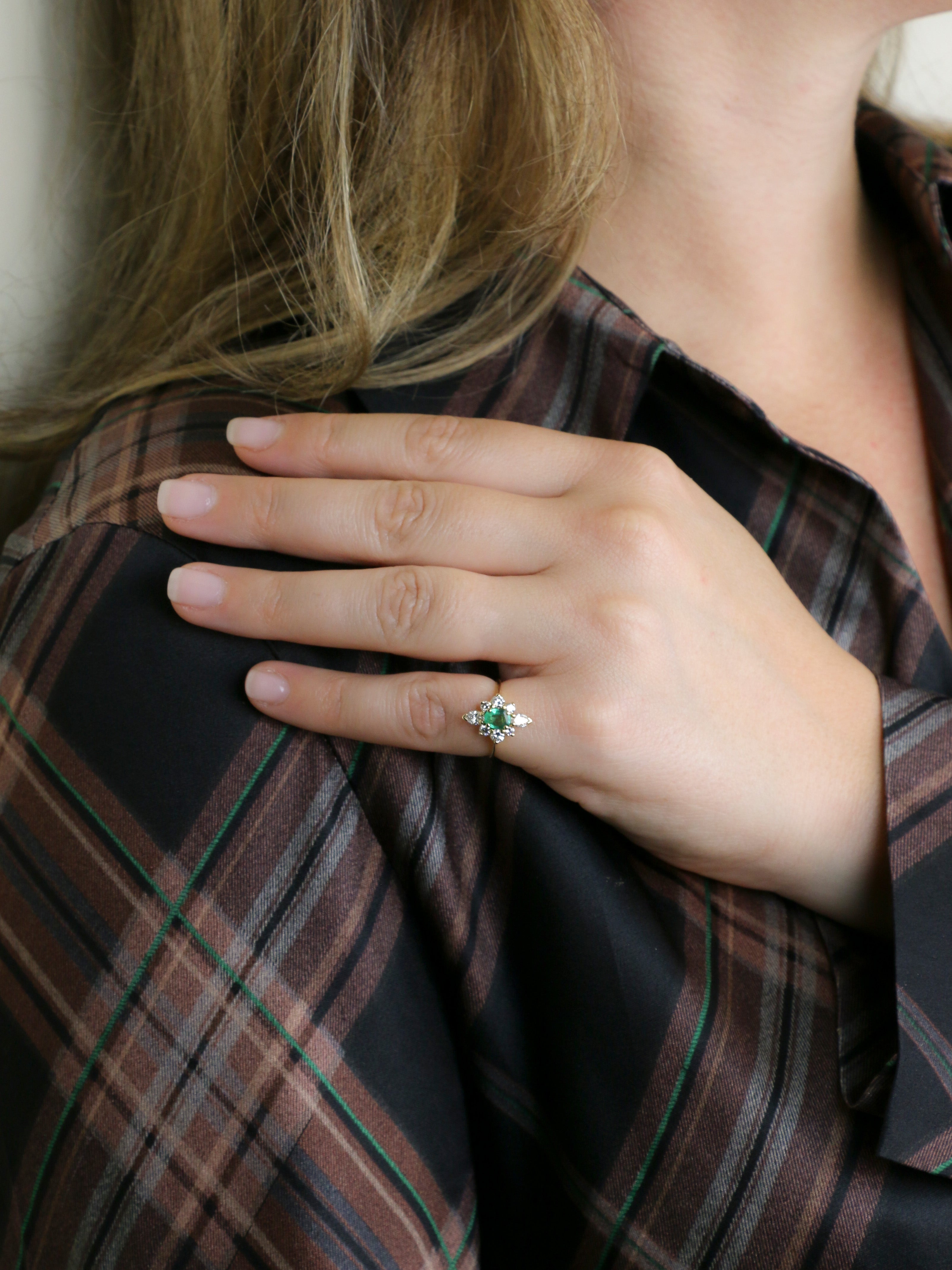 Bague marquise or jaune émeraude ovale diamants