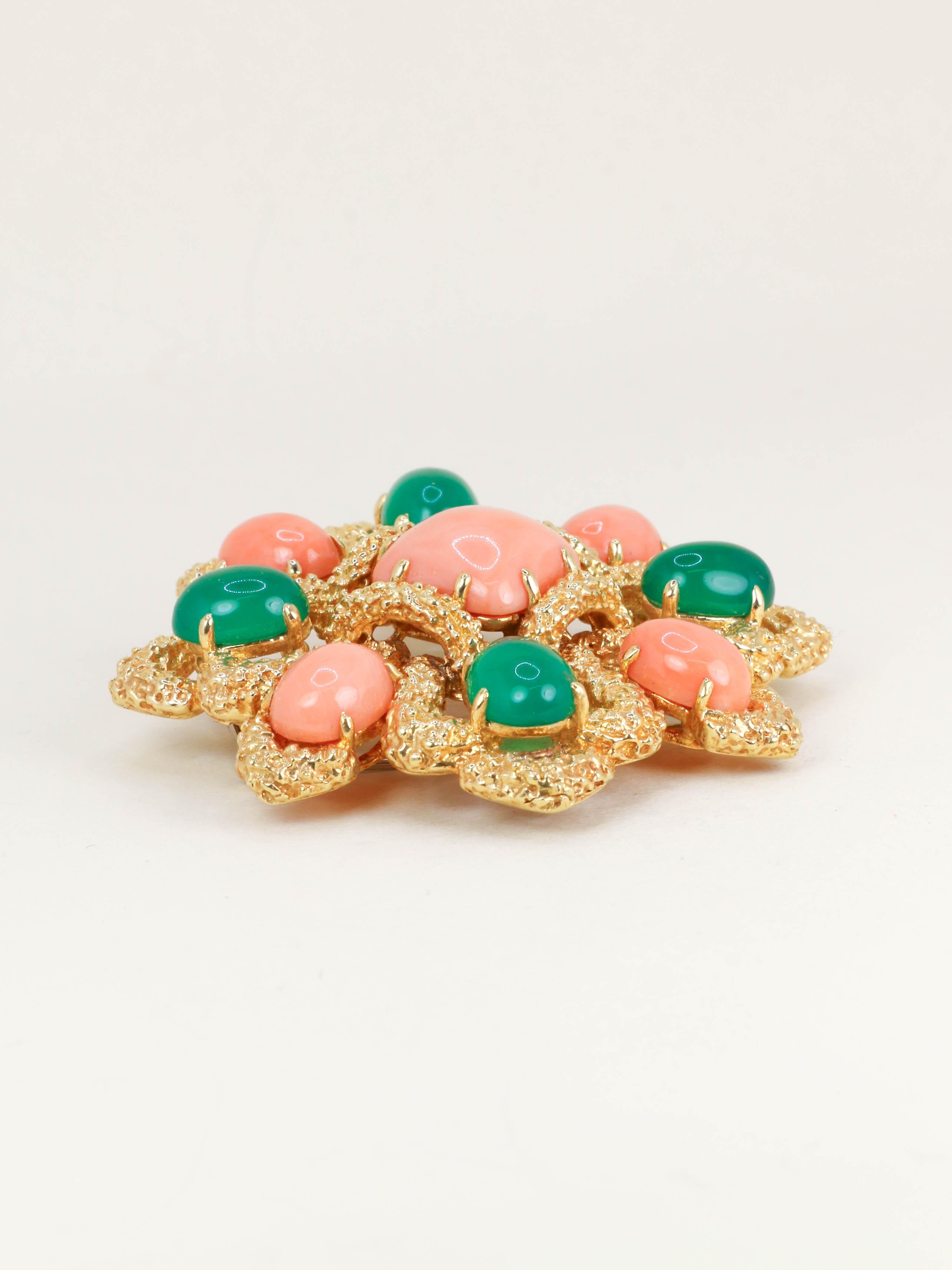 VAN CLEEF & ARPELS Pendentif broche Delphes or jaune corail chrysoprase