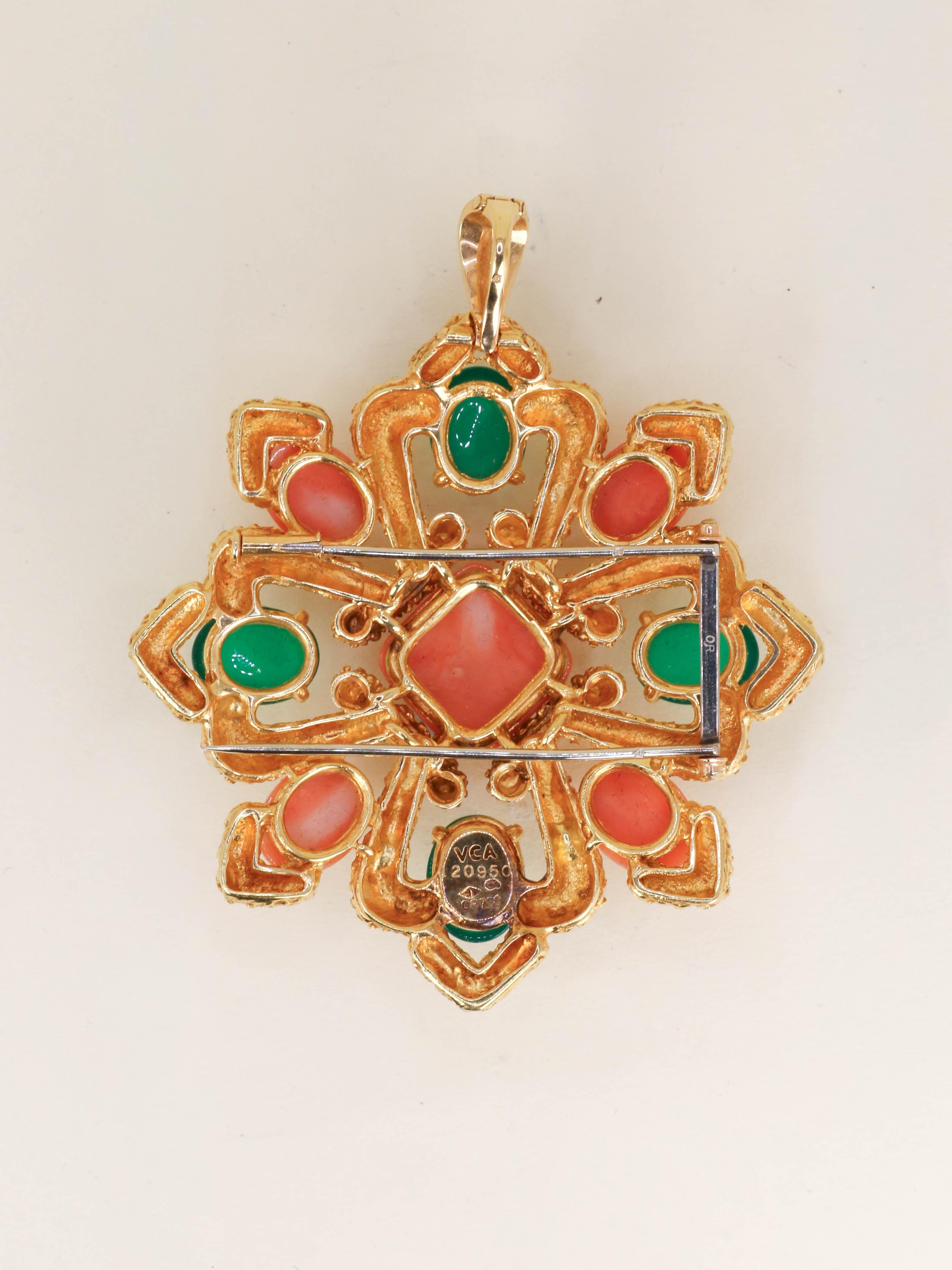 VAN CLEEF & ARPELS Pendentif broche Delphes or jaune corail chrysoprase