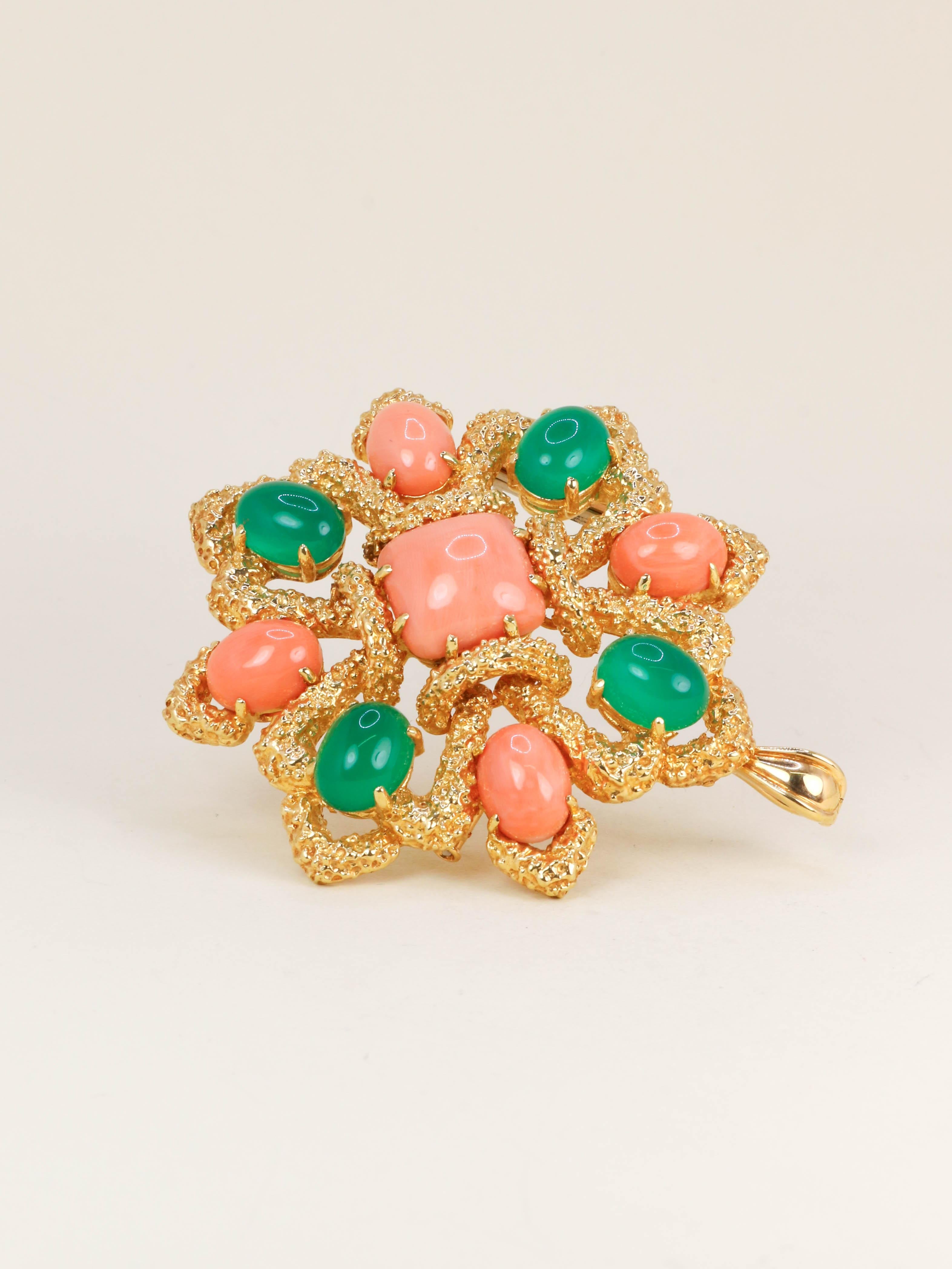 VAN CLEEF & ARPELS Pendentif broche Delphes or jaune corail chrysoprase