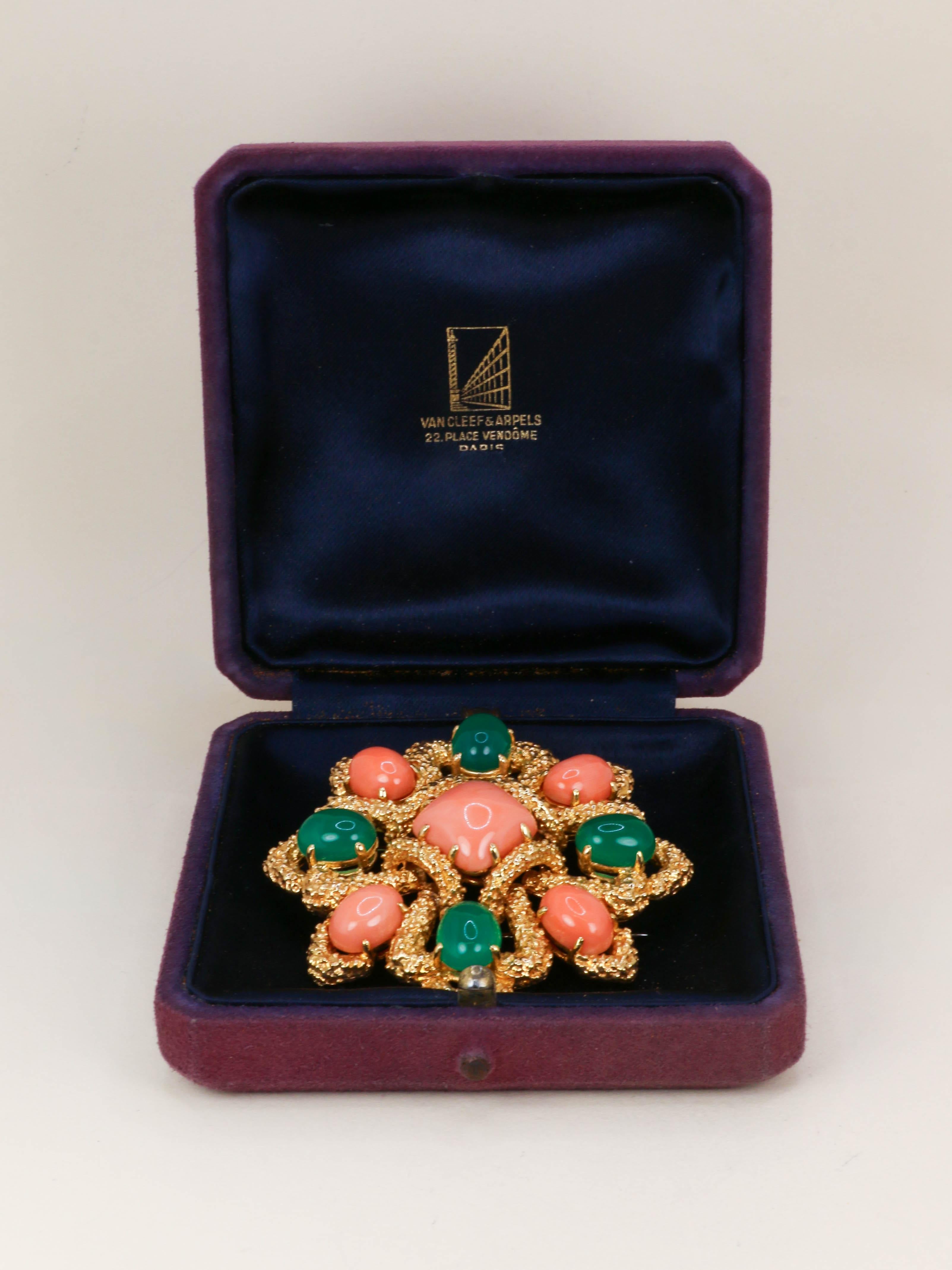 VAN CLEEF & ARPELS Pendentif broche Delphes or jaune corail chrysoprase