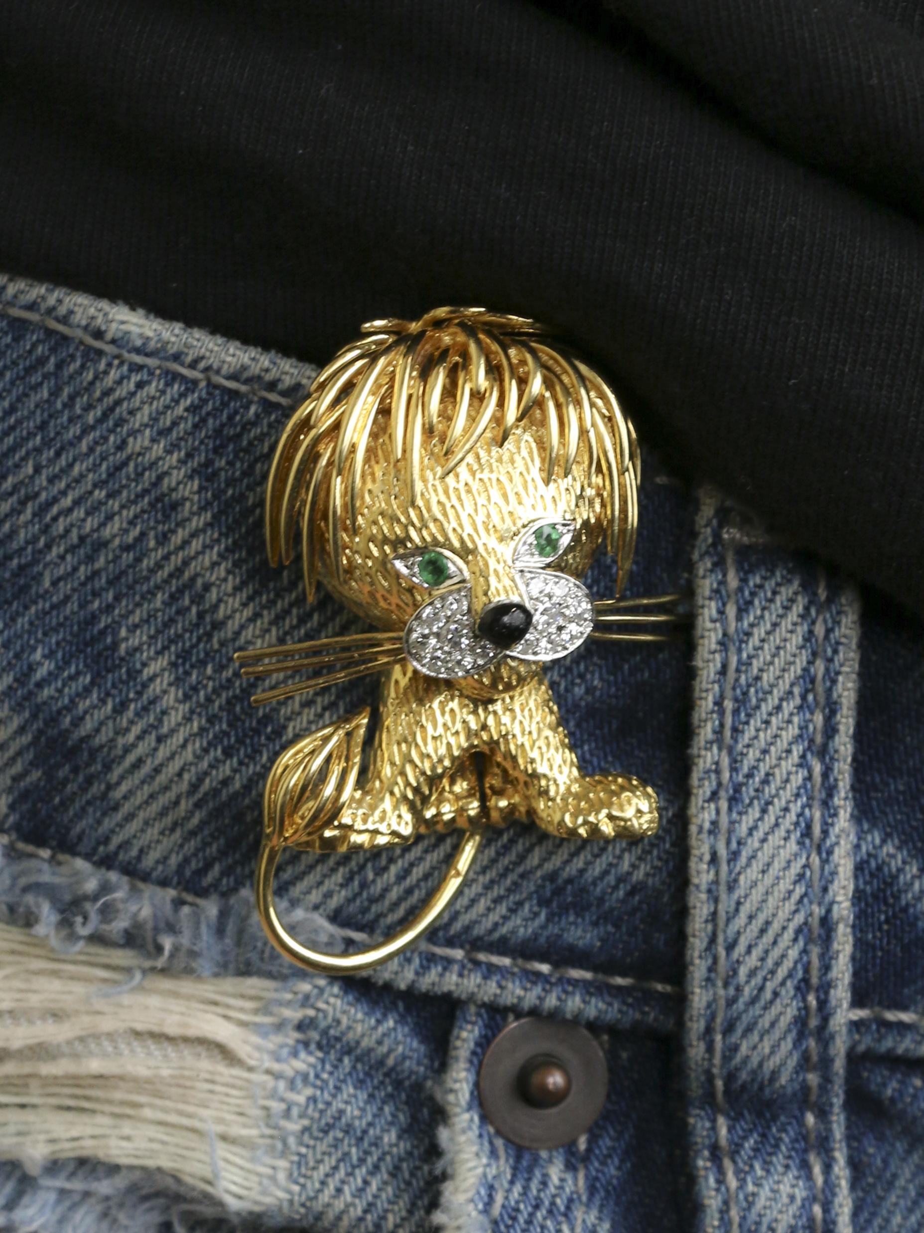 VAN CLEEF & ARPELS Broche Lion ébouriffé or diamants émeraudes