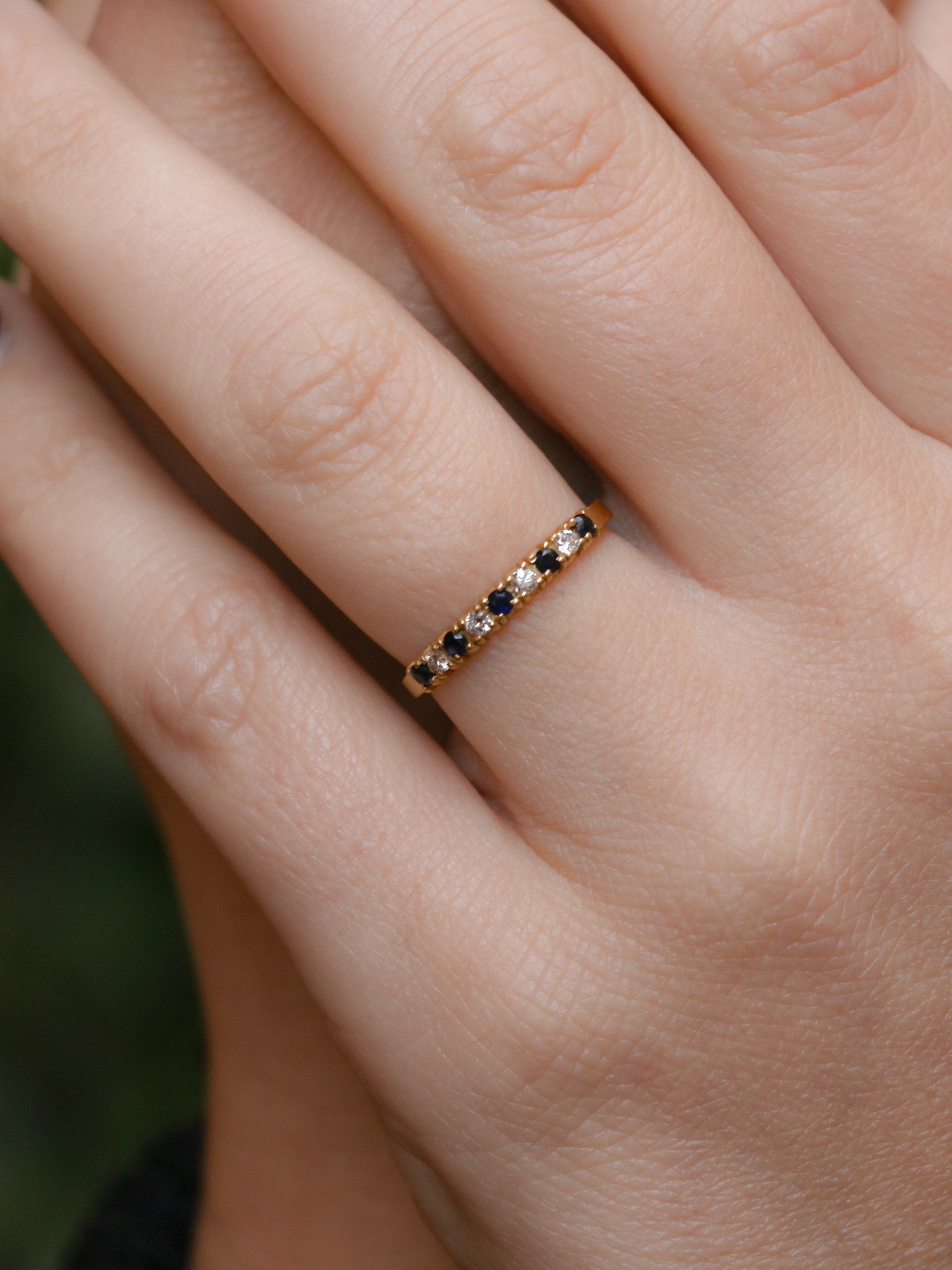 American half wedding ring in yellow gold, diamonds and sapphires