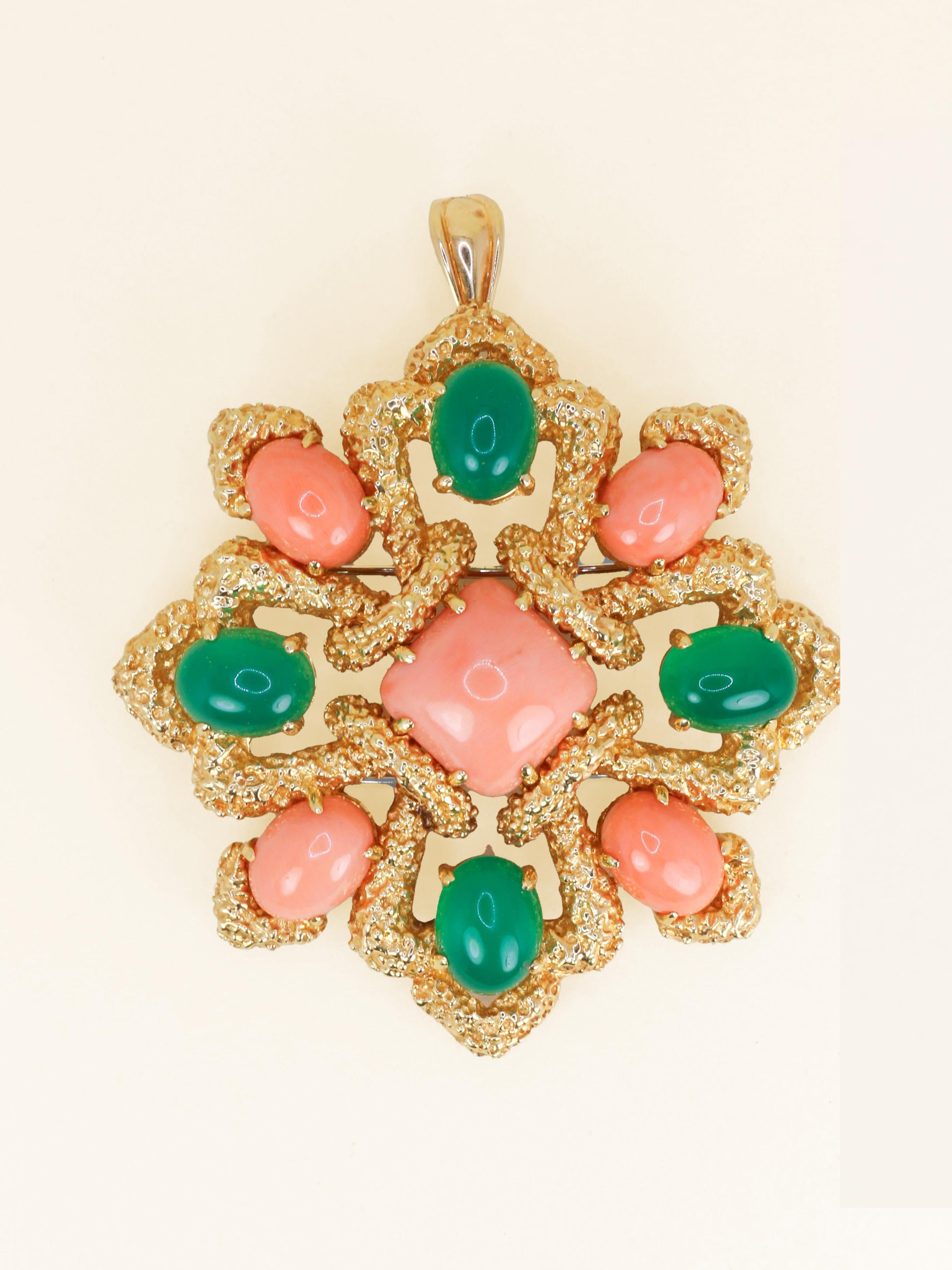 VAN CLEEF & ARPELS Pendentif broche Delphes or jaune corail chrysoprase