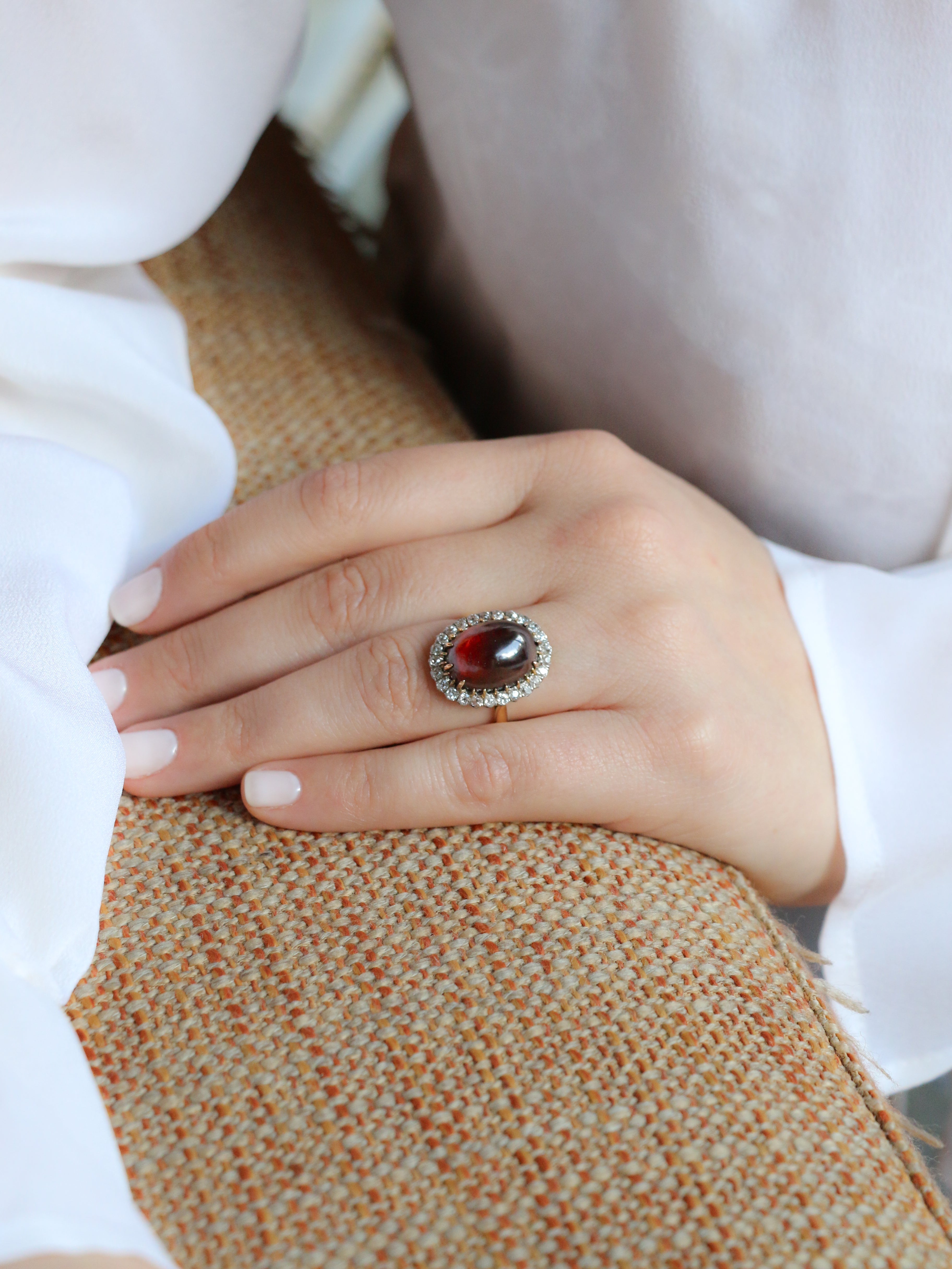 Bague marguerite cabochon de grenat diamants taille ancienne