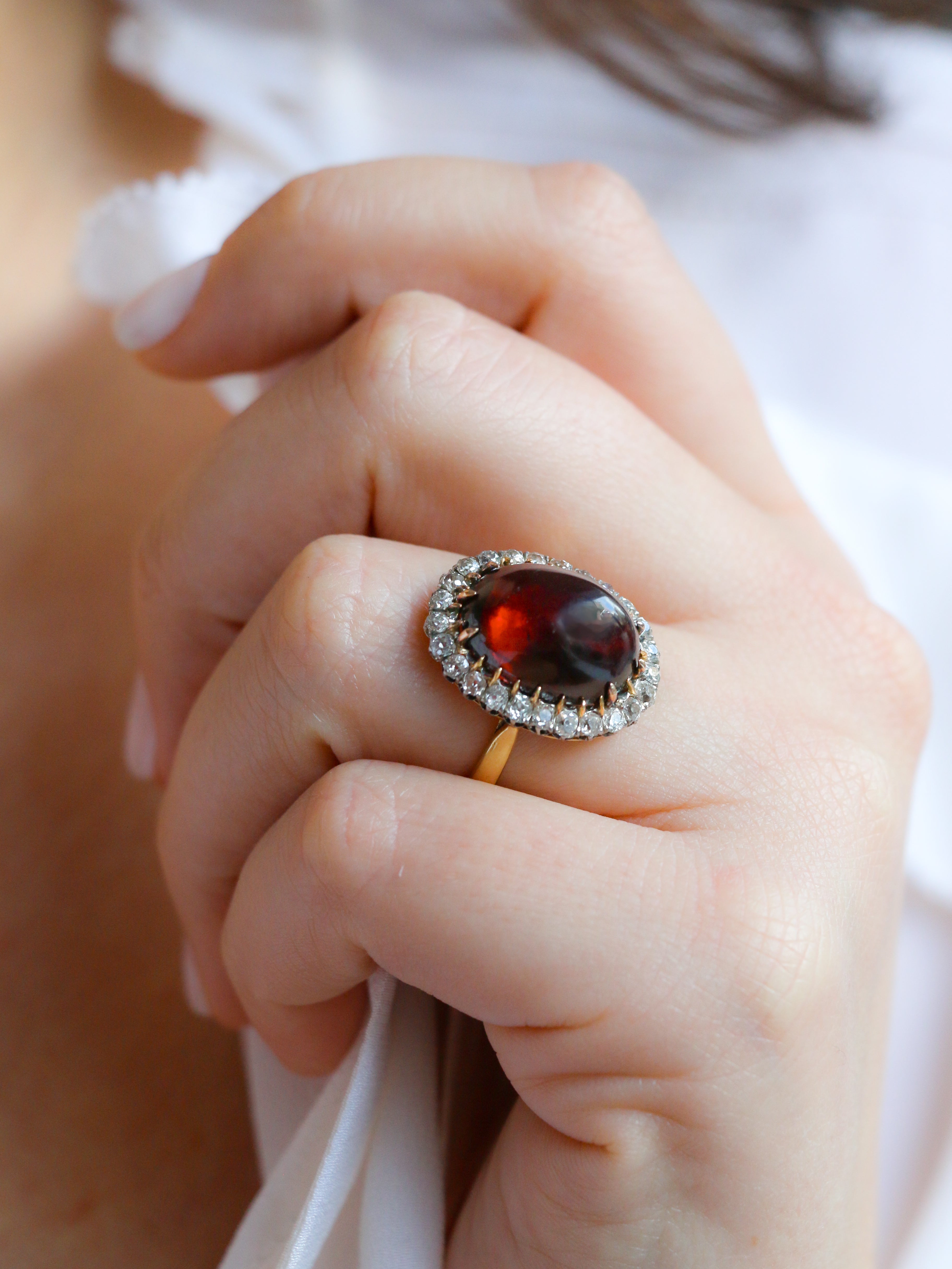 Bague victorienne cabochon de grenat diamants taille ancienne