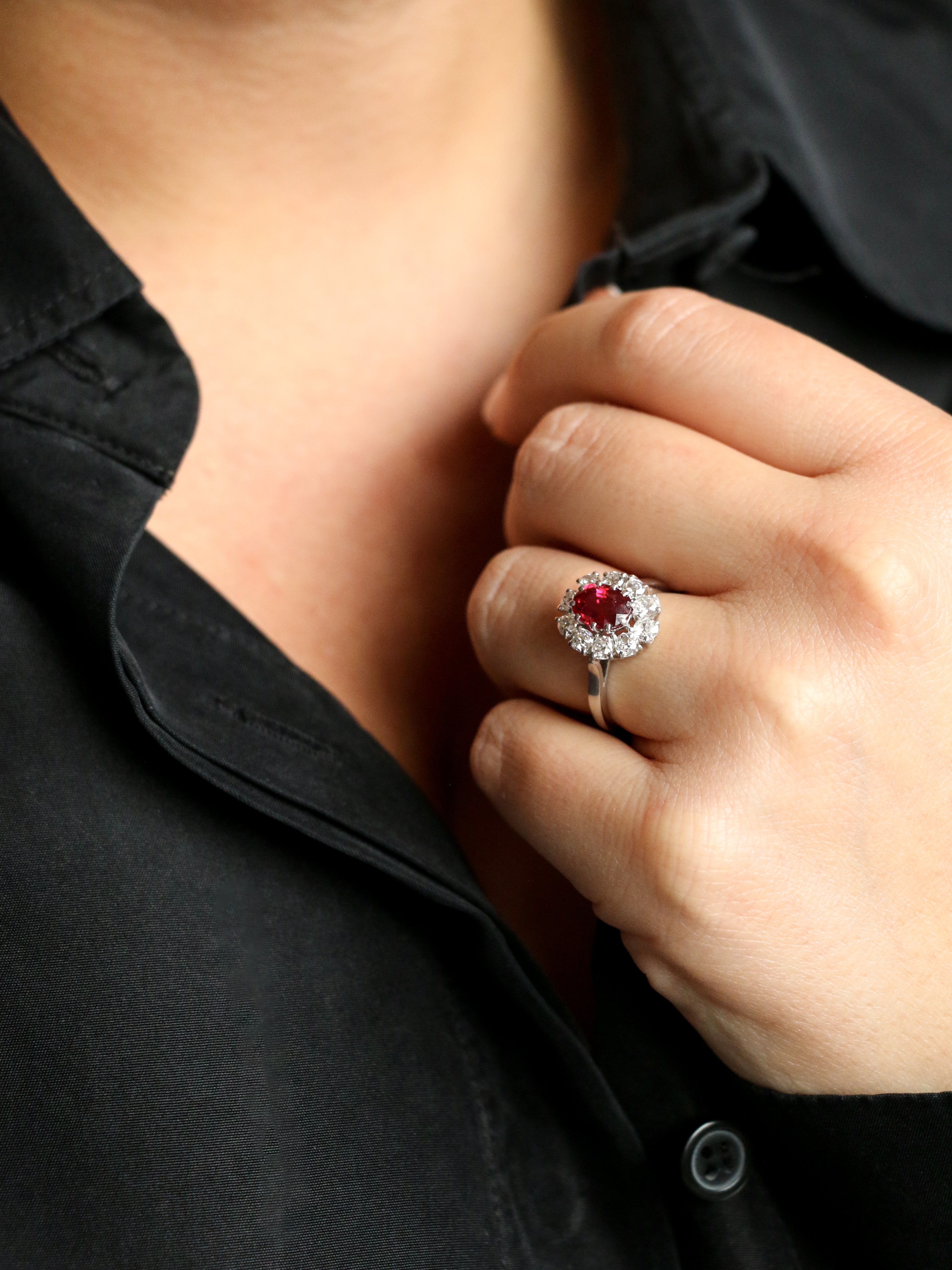 Bague marguerite vintage or blanc diamants taille ancienne rubis Thaï non chauffé 1,69 ct

Bague marguerite en or blanc 18k (750°/°°) et platine sertie en son centre d'un rubis ovale Thaï non chauffé pesant 1.69 carat (7.99x5.98x3.87 mm) dans un entourage de 10 diamants taille ancienne de belle qualité pesant chacun 0.08 carat. Présence d’un certificat pour la pierre de centre. Travail français circa 1950. Présence du poinçon tête de chien pour le platine. Un certificat accompagne la pierre centrale.

Tour 