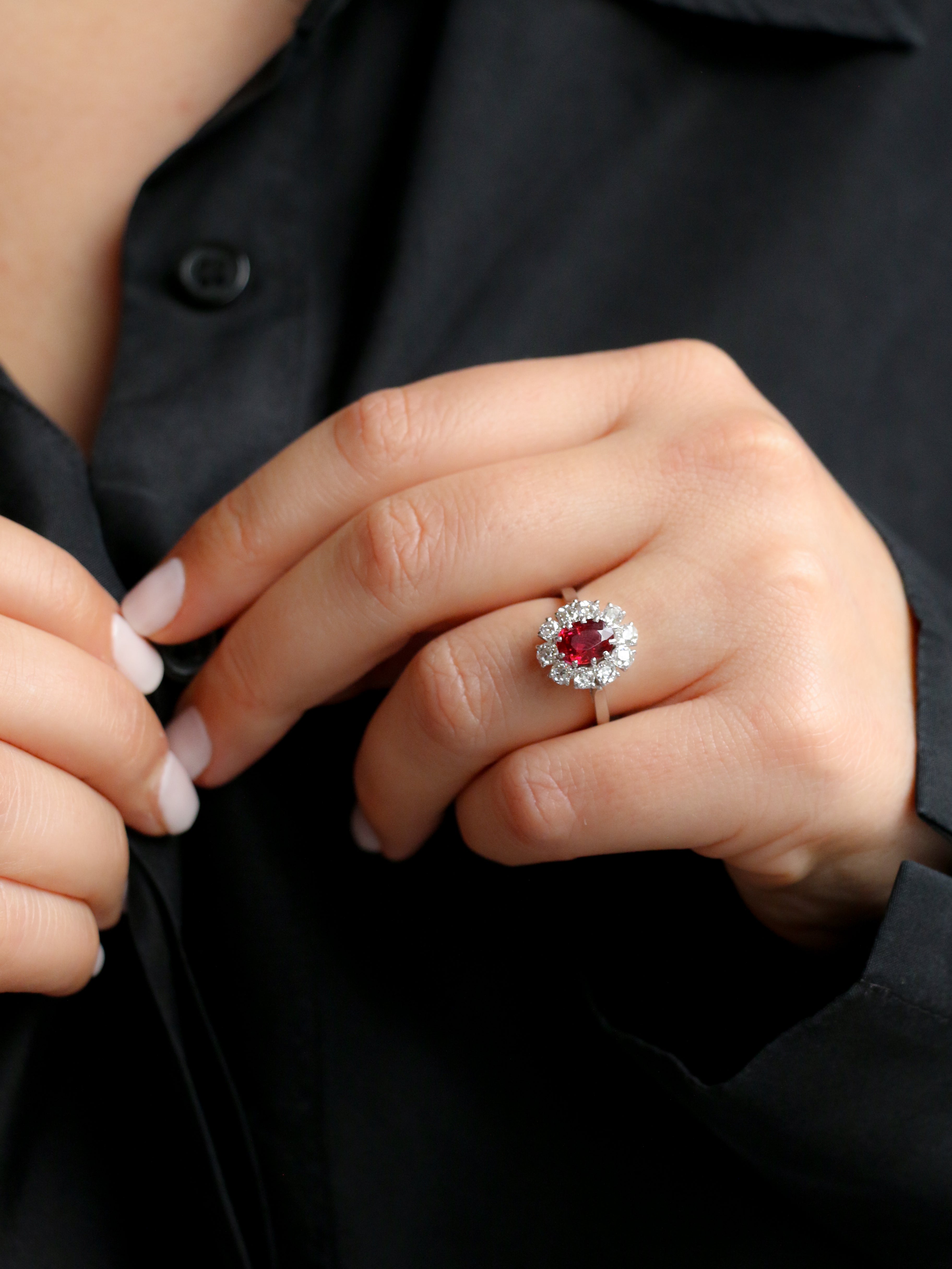 Bague marguerite vintage or blanc diamants taille ancienne rubis Thaï non chauffé 1,69 ct

Bague marguerite en or blanc 18k (750°/°°) et platine sertie en son centre d'un rubis ovale Thaï non chauffé pesant 1.69 carat (7.99x5.98x3.87 mm) dans un entourage de 10 diamants taille ancienne de belle qualité pesant chacun 0.08 carat. Présence d’un certificat pour la pierre de centre. Travail français circa 1950. Présence du poinçon tête de chien pour le platine. Un certificat accompagne la pierre centrale.

Tour 