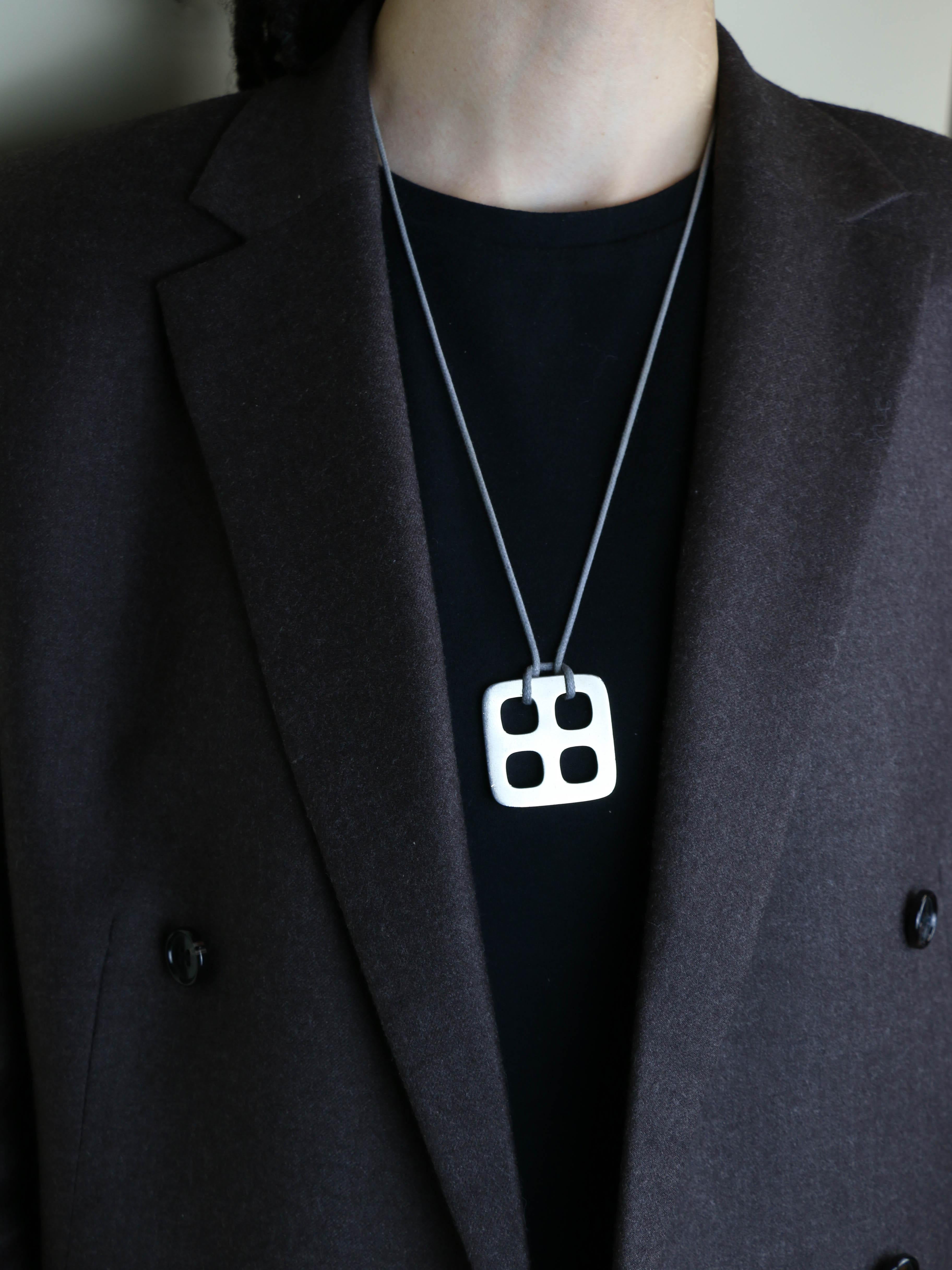 DINH VAN Colier Pendentif moderniste Cordon Gris