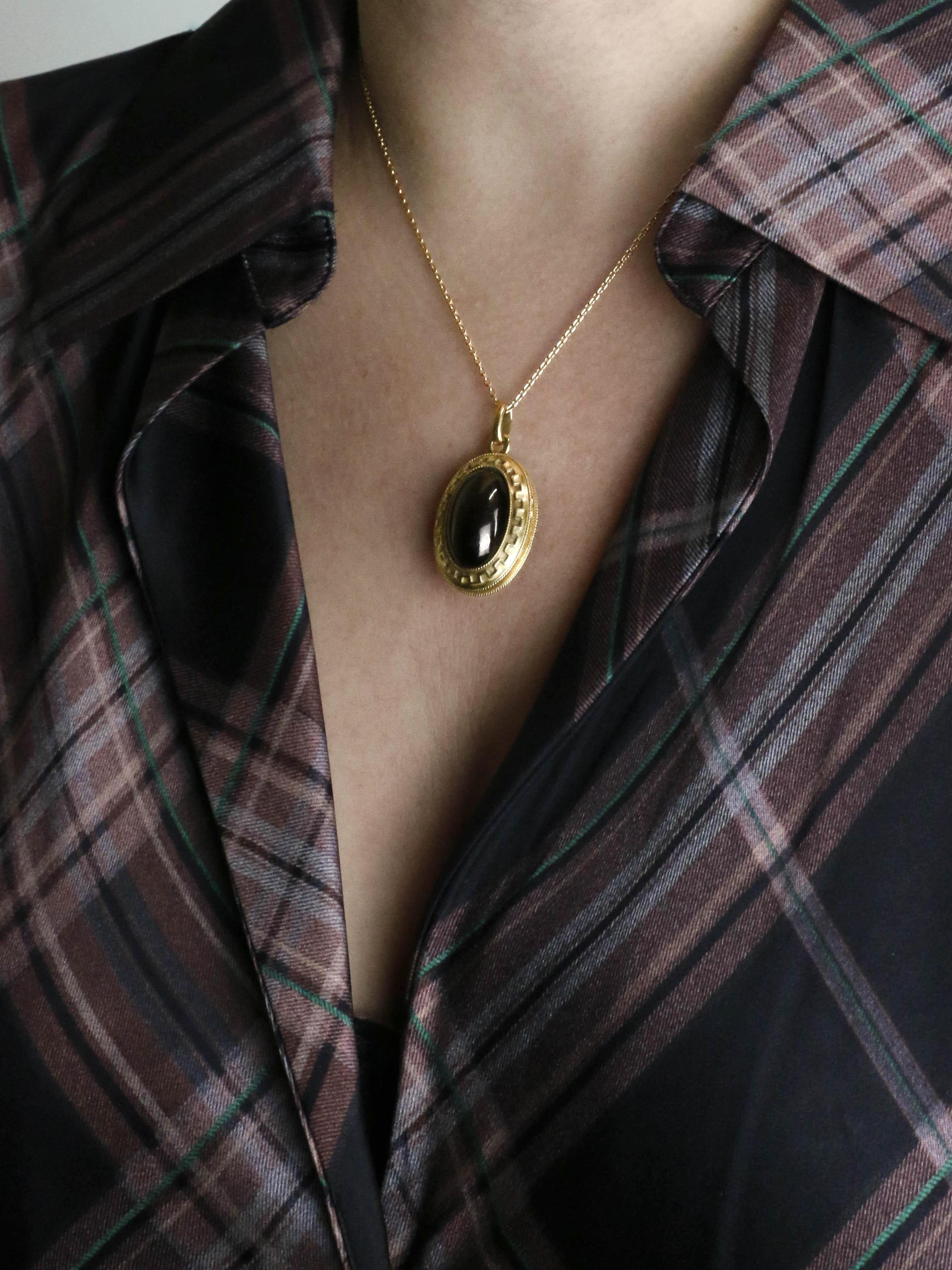 Pendentif porte photo or jaune cabochon de grenat