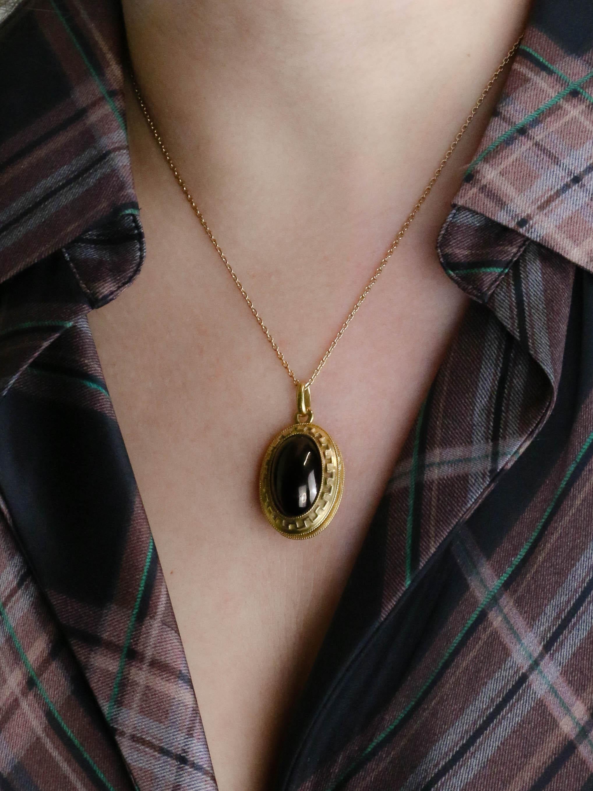 Pendentif porte photo or jaune cabochon de grenat