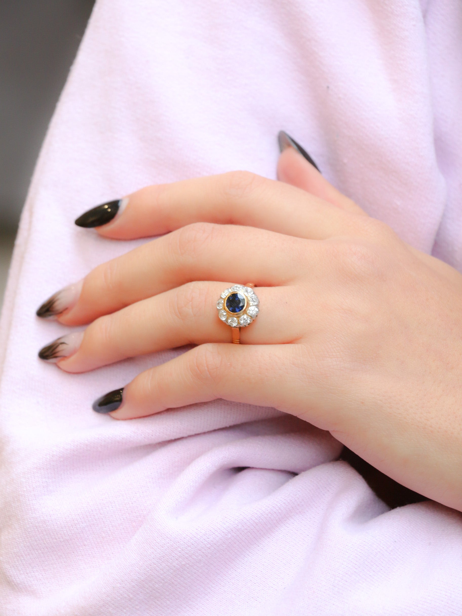 Bague marguerite or platine diamants saphir rond