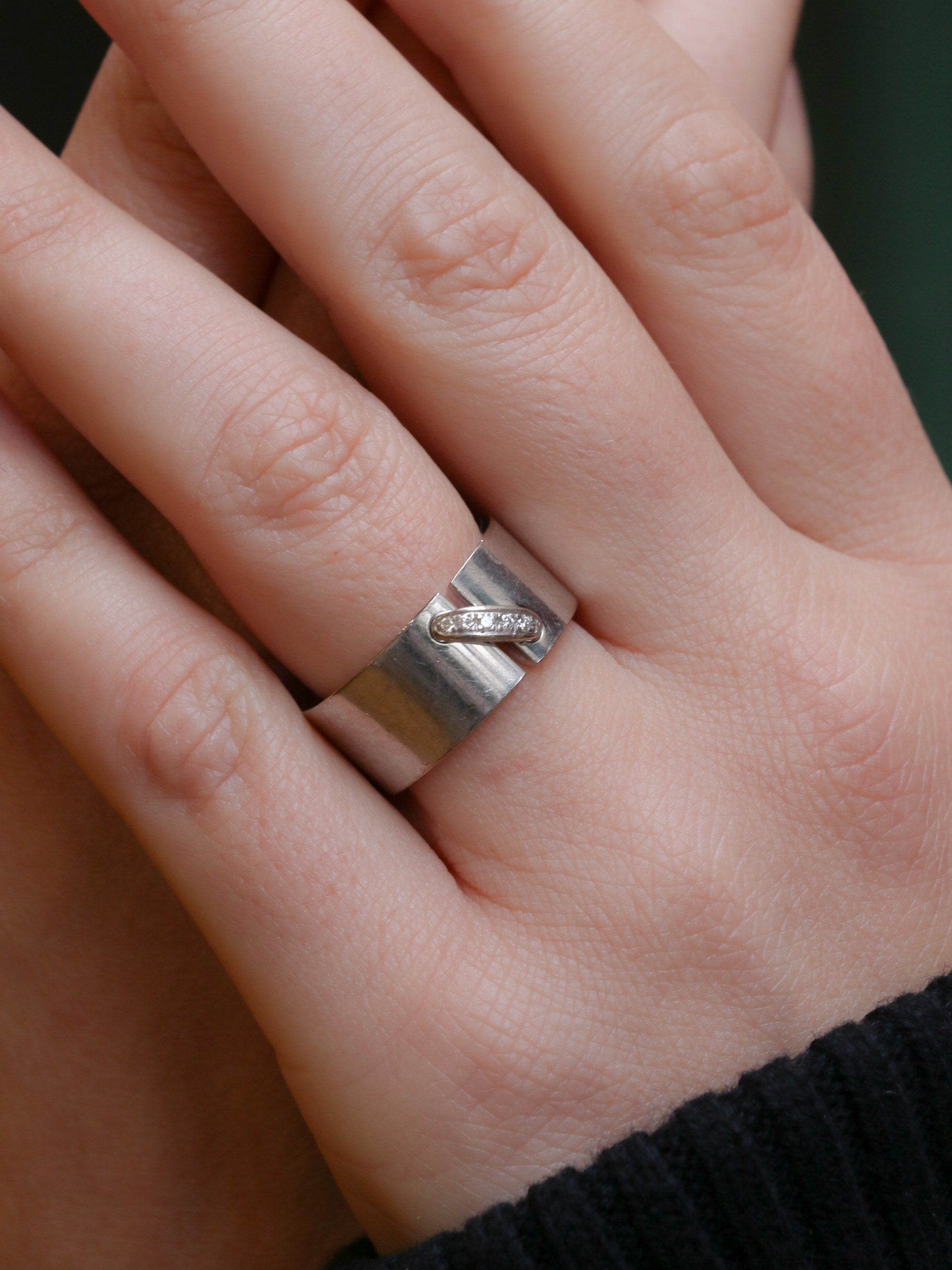 Bague bandeau Chaumet or blanc diamants