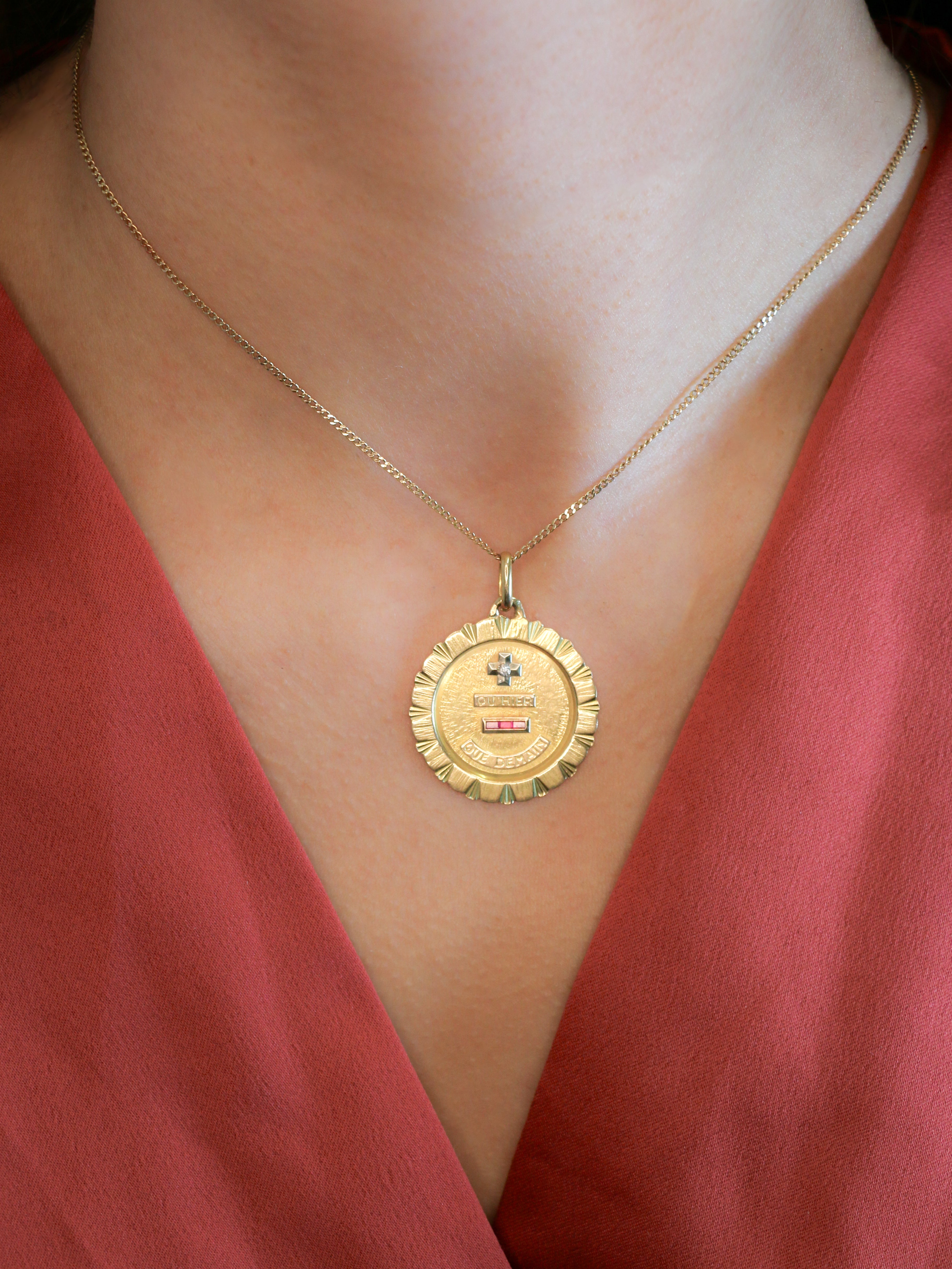 Médaille Amour Augis vintage Jumbo Plus hier moins demain or jaune diamant rubis


Médaille Amour en or jaune 18k (750°/°°). La célèbre mention Plus qu’hier Moins que demain, inspirée des vers de Rosemonde Gérard Rostand, est inscrite sur la médaille. La médaille est très importante et la typographie (barre du Q vers la gauche) ainsi que l'entourage en stries sont très rares et recherchés. Travail français de la première moitié du XXe siècle signé A.Augis. Présence du poinçon tête d’aigle et du poinçon de f