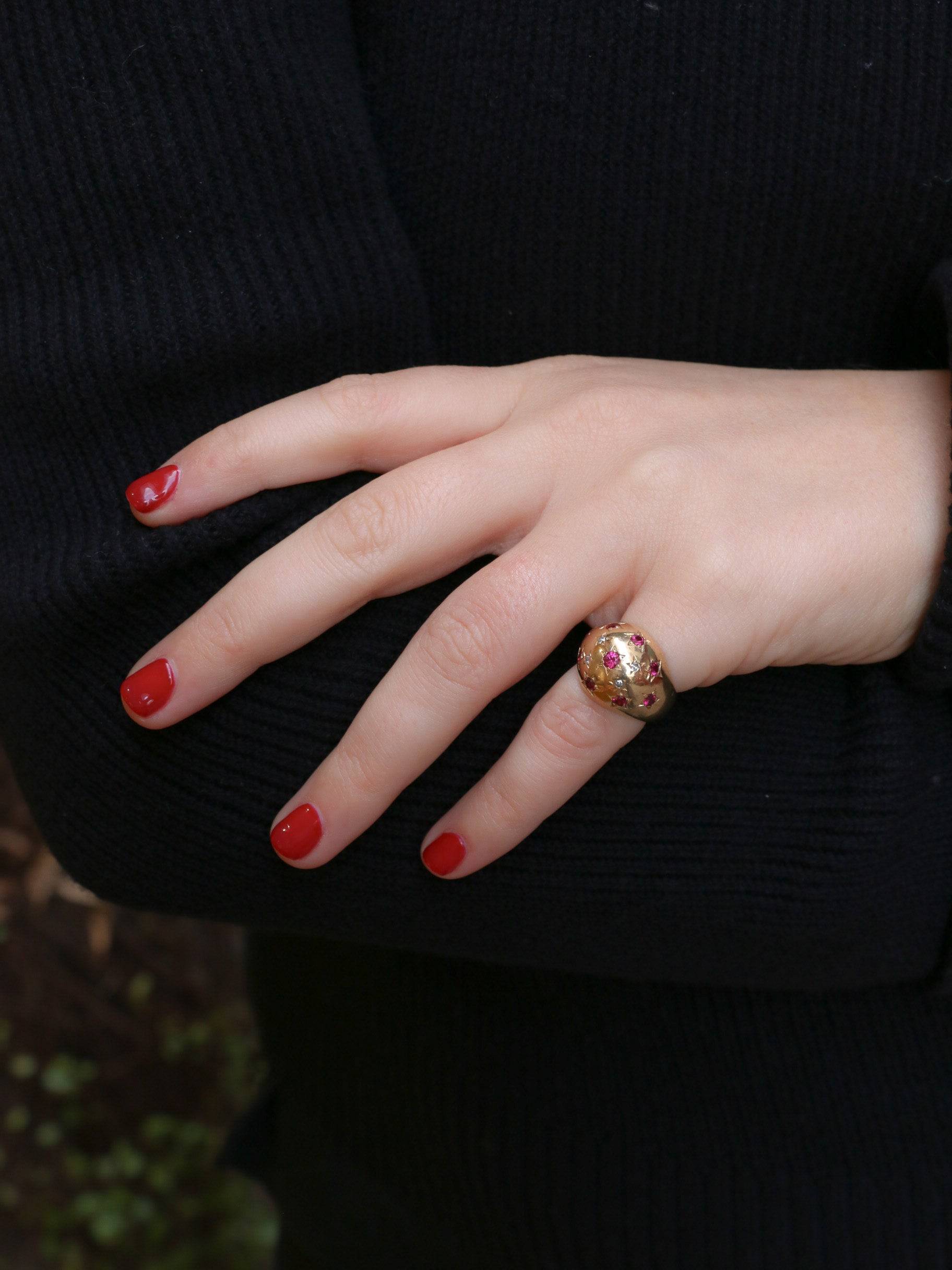 Bague boule vintage en or jaune, rubis et diamants