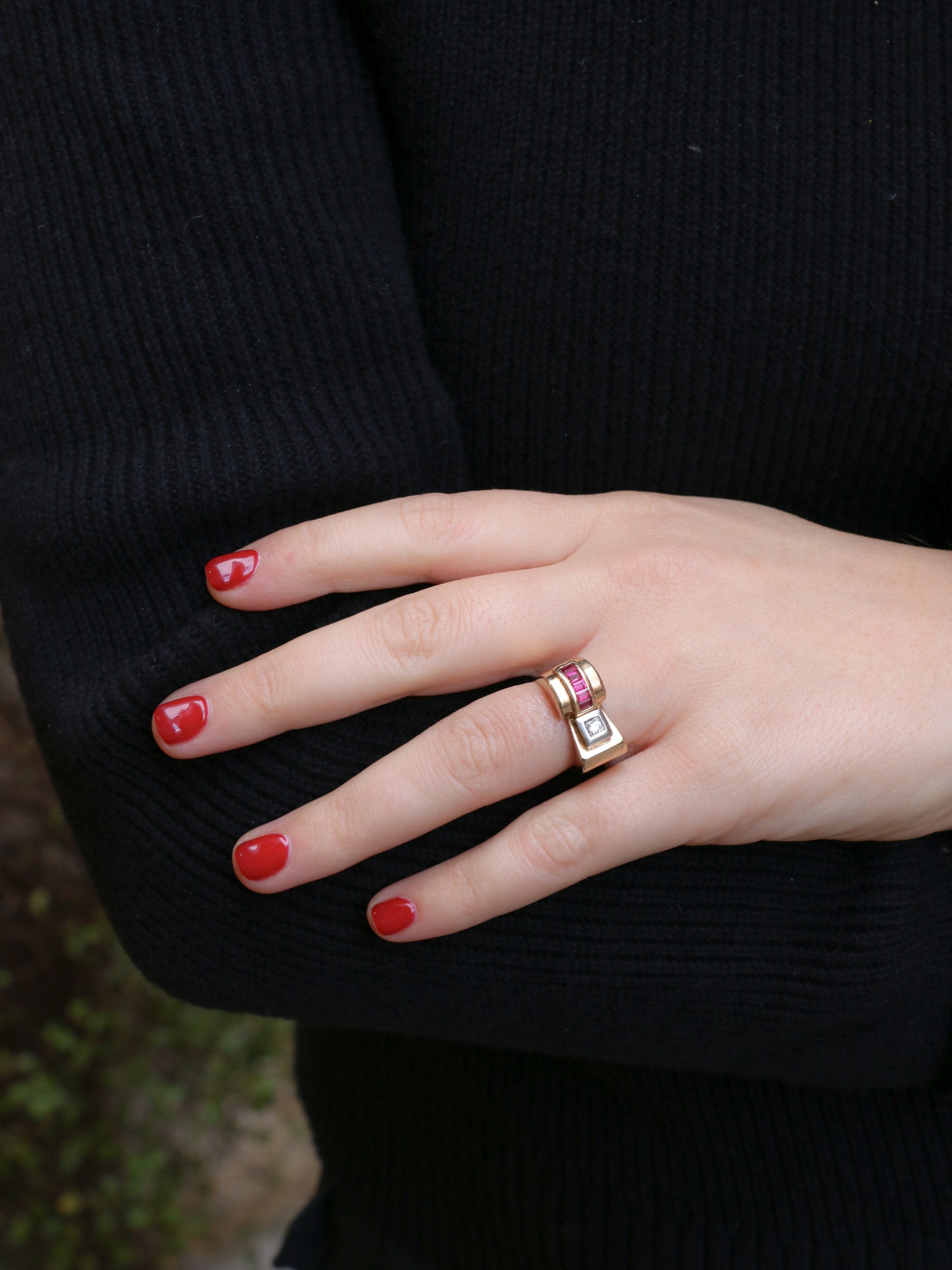 Bague tank en or, platine, diamants et rubis calibrés