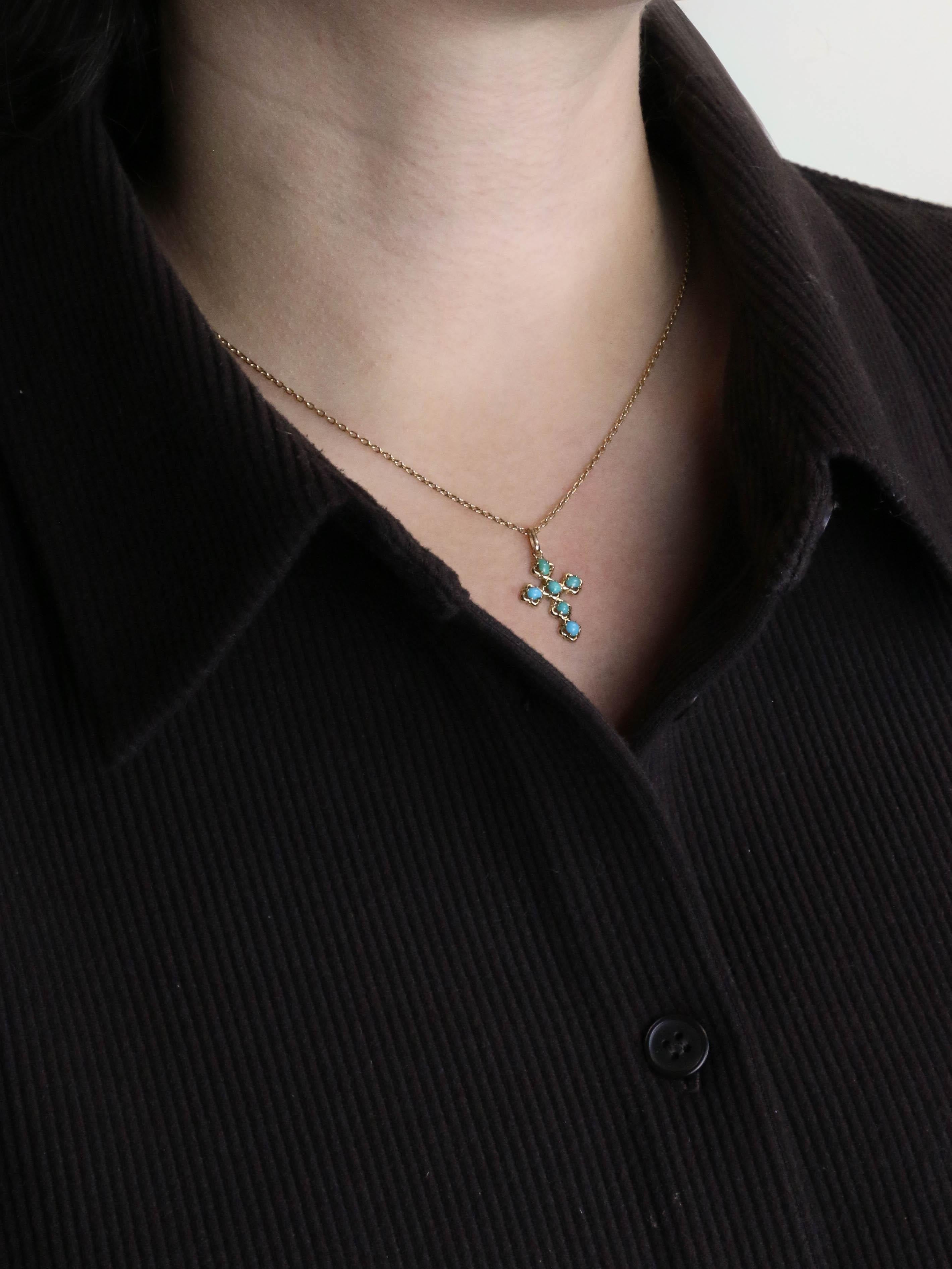 Pendentif Croix or jaune cabochons de turquoise