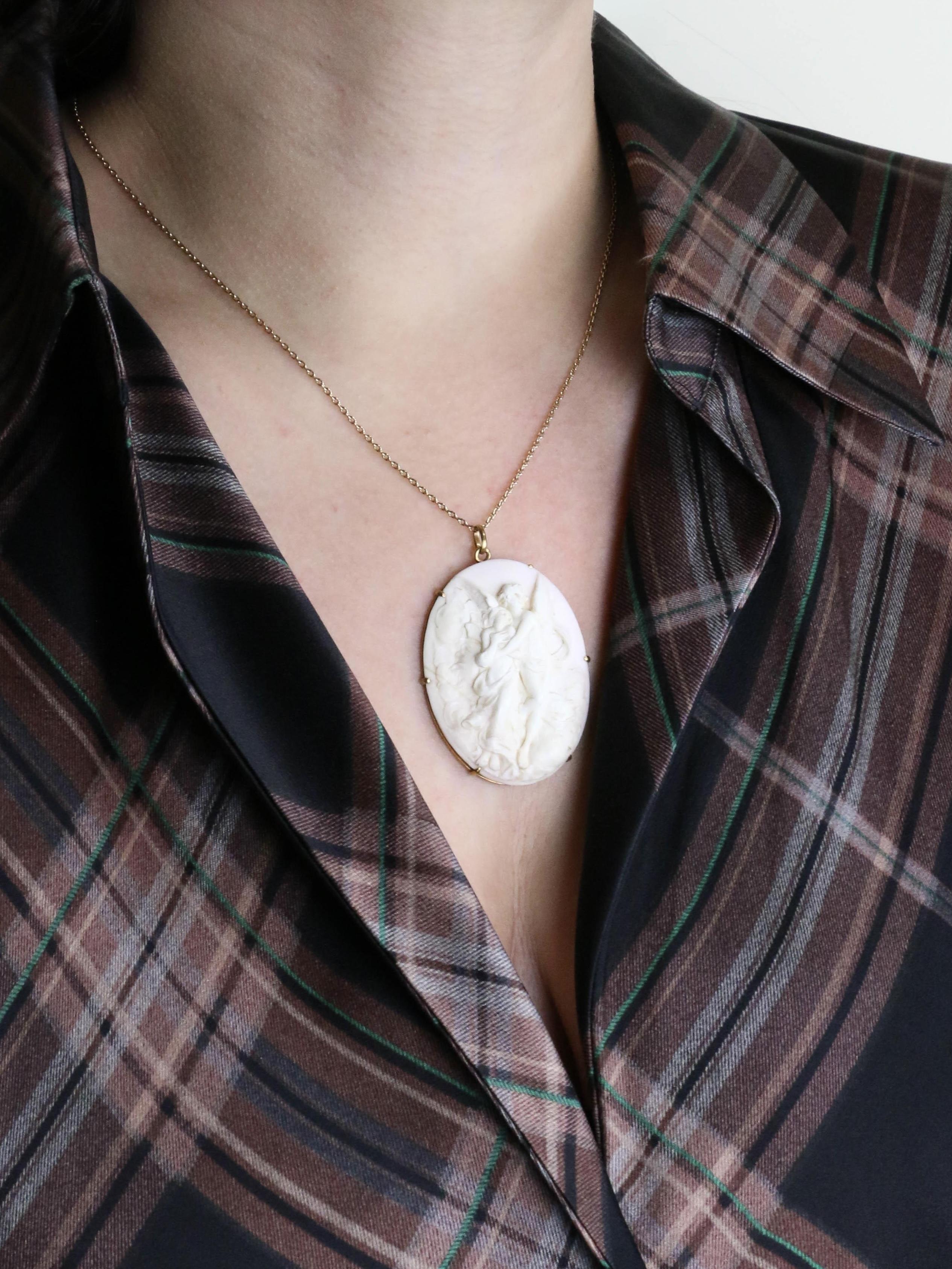 Pendentif ovale or jaune camée coquillage Cupidon