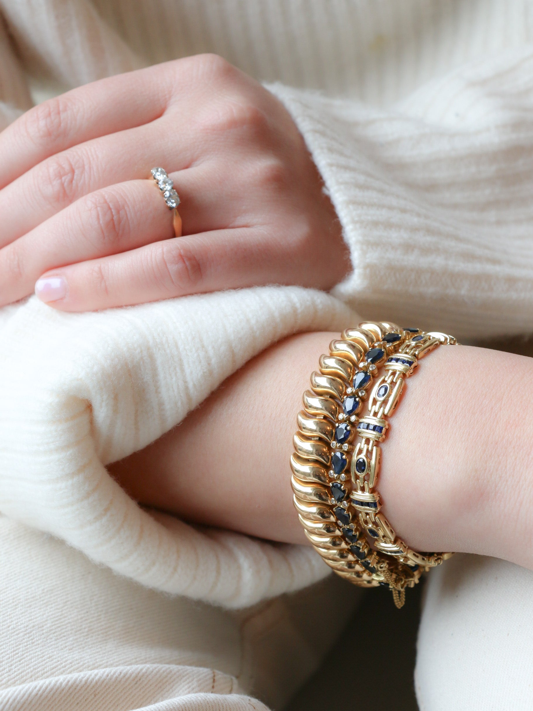 Bracelet in gold and oval and calibrated sapphires