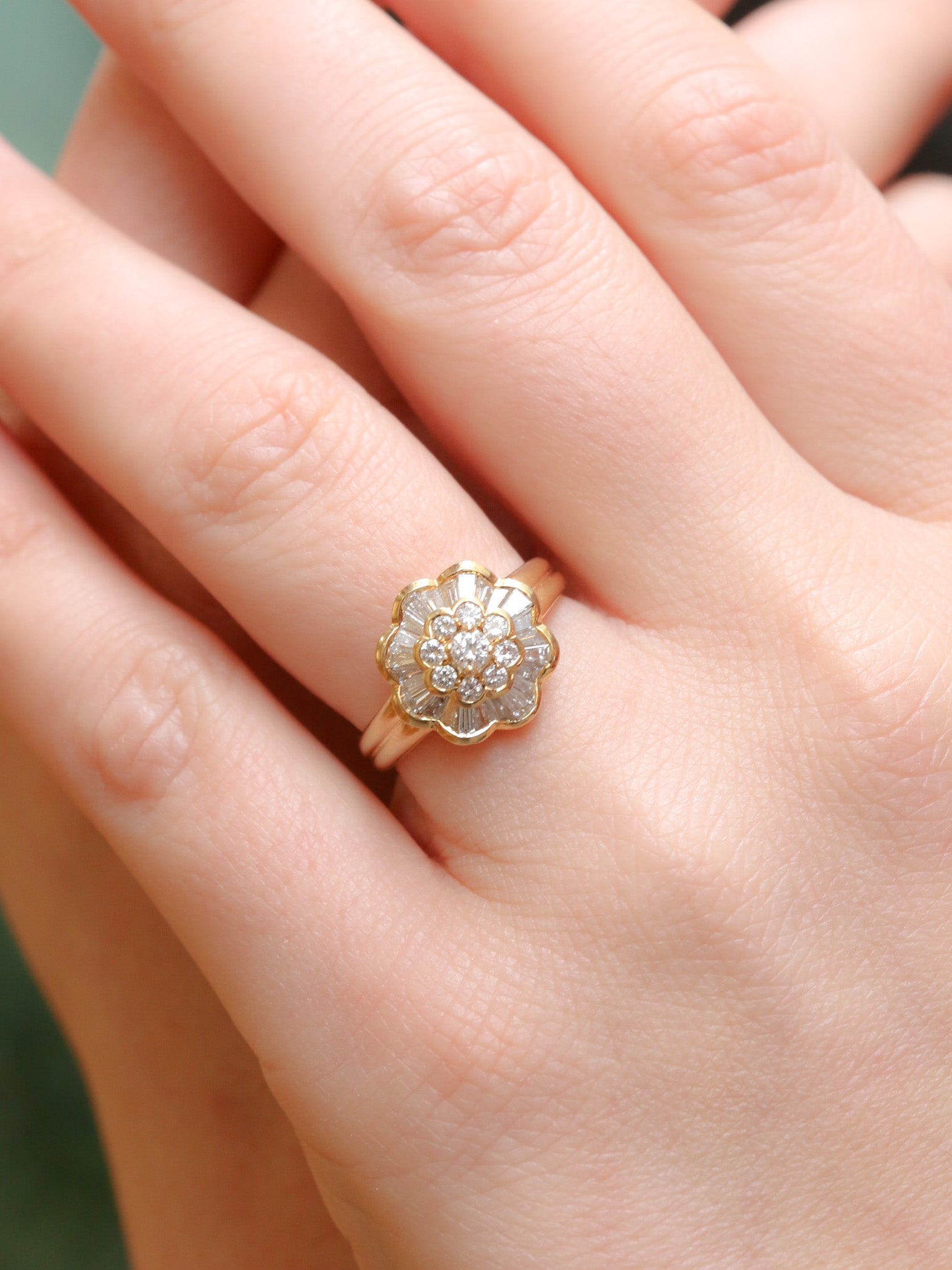 Vintage flower ring in gold and baguette diamonds