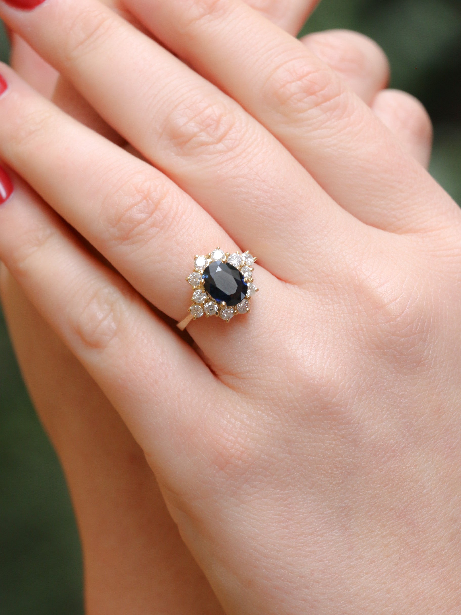 Vintage daisy ring in gold, oval sapphire and diamonds