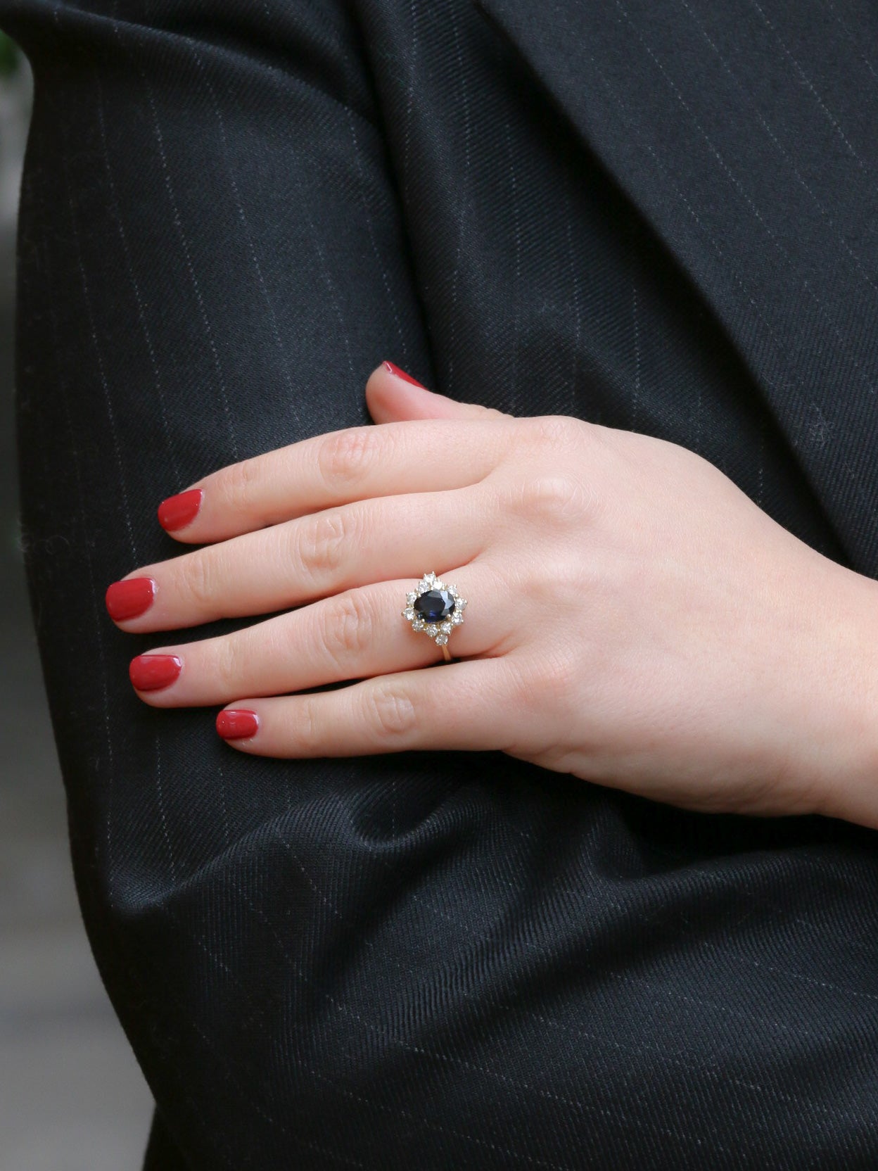 Vintage daisy ring in gold, oval sapphire and diamonds