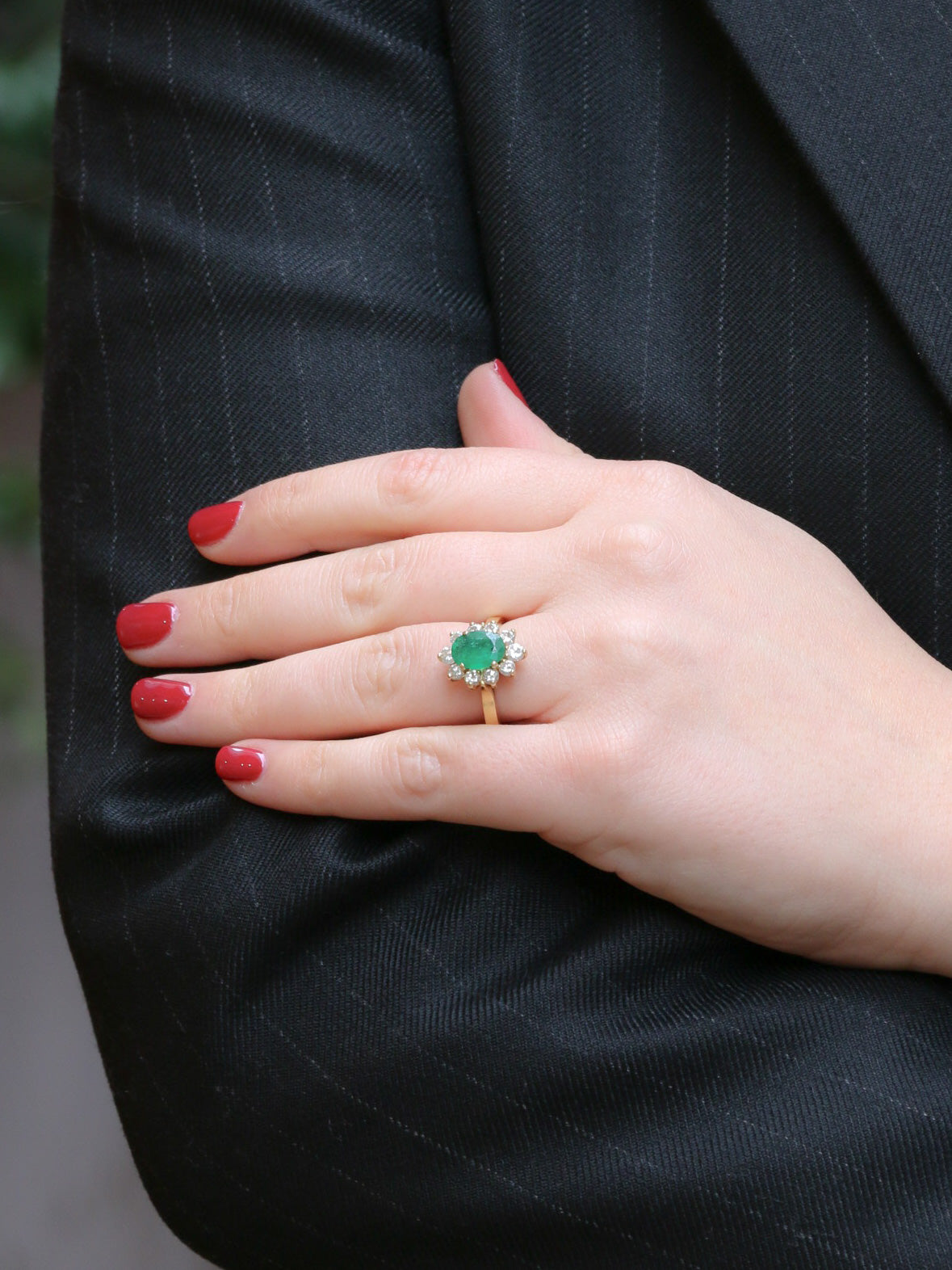 Vintage daisy ring in gold, oval emerald and diamonds