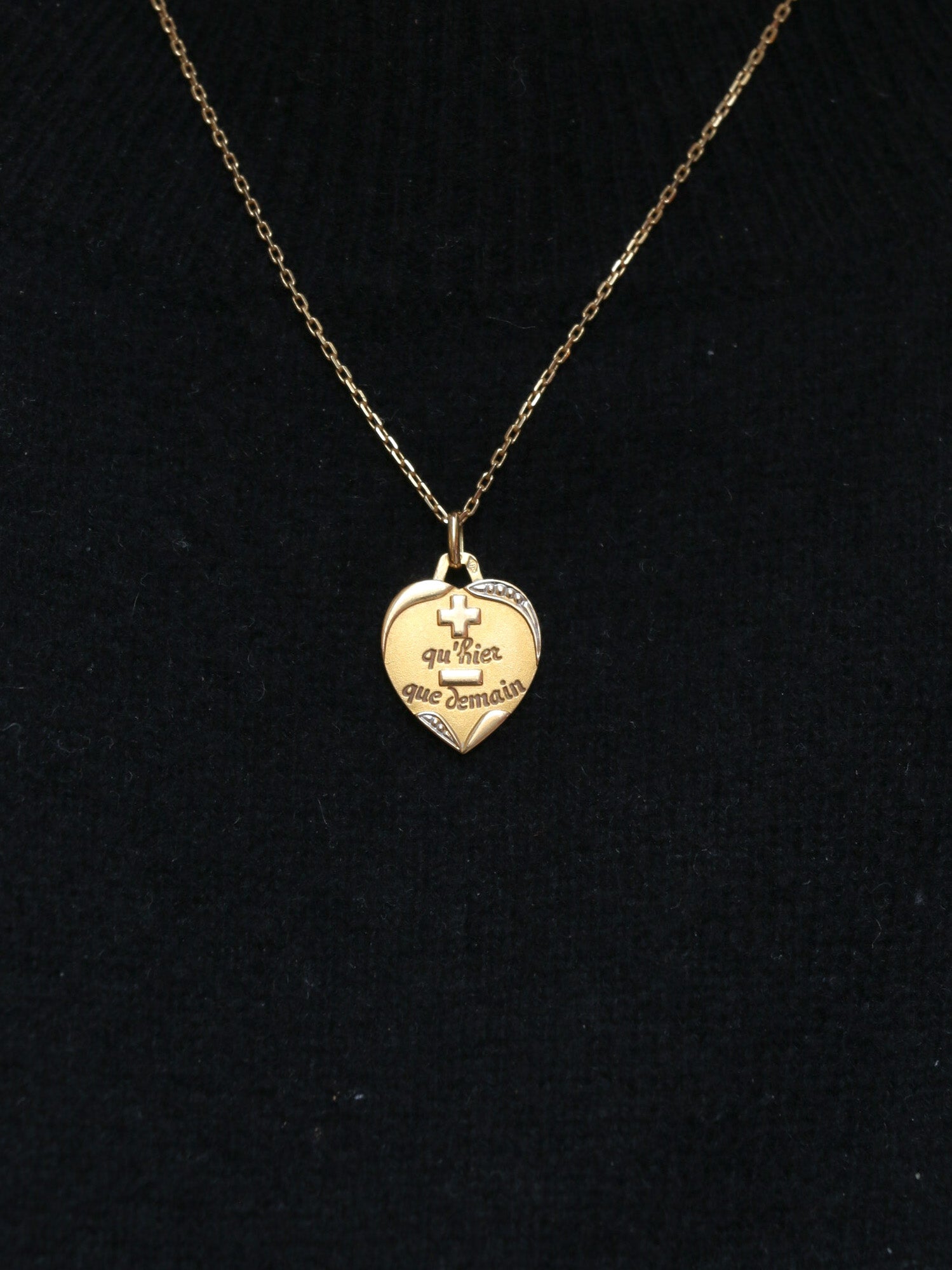 Love medal “La sentimentale” Augis in gold, more than yesterday less than tomorrow