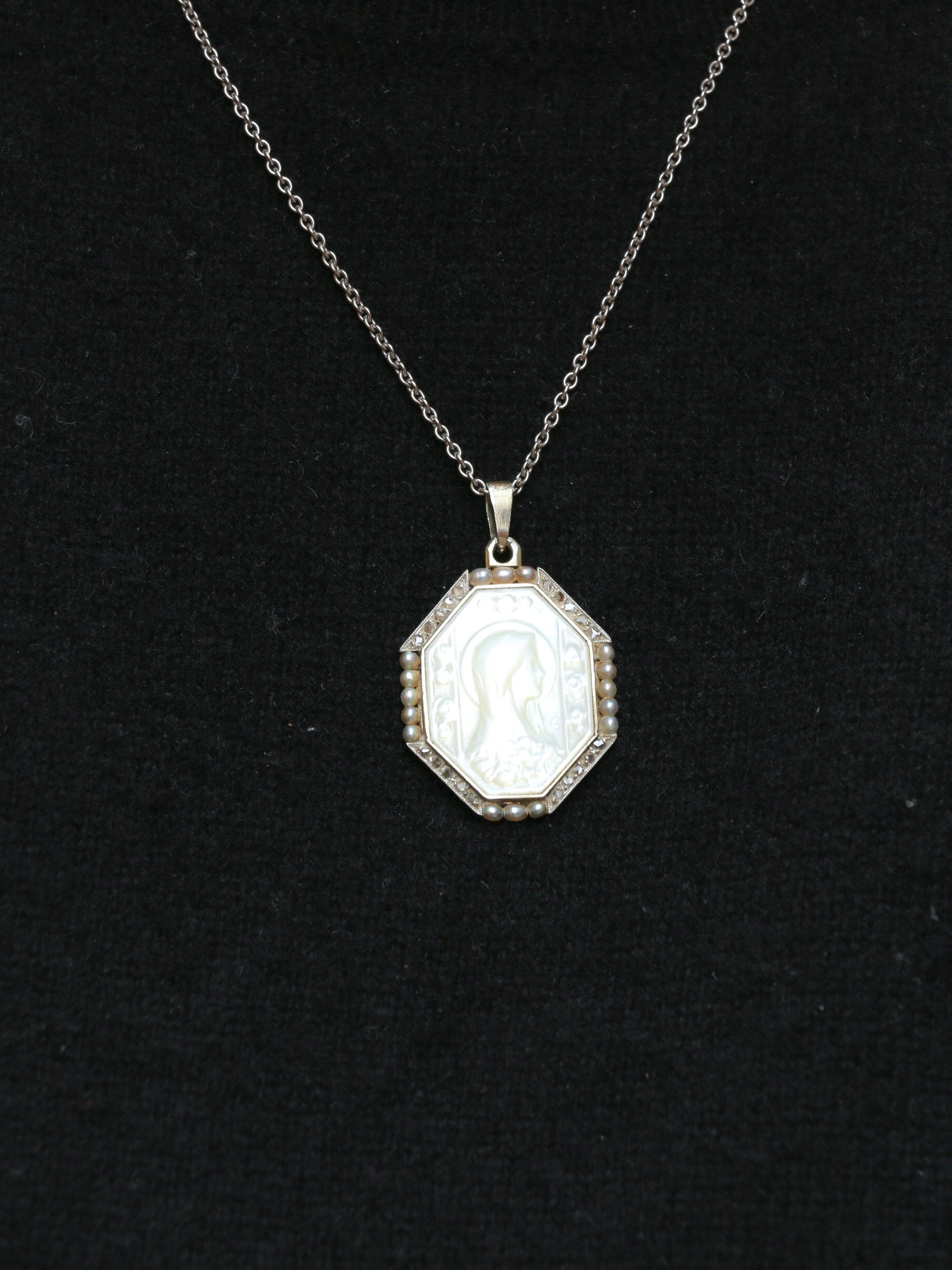 Médaille Art-Déco en or blanc, nacre, diamants et perles fines