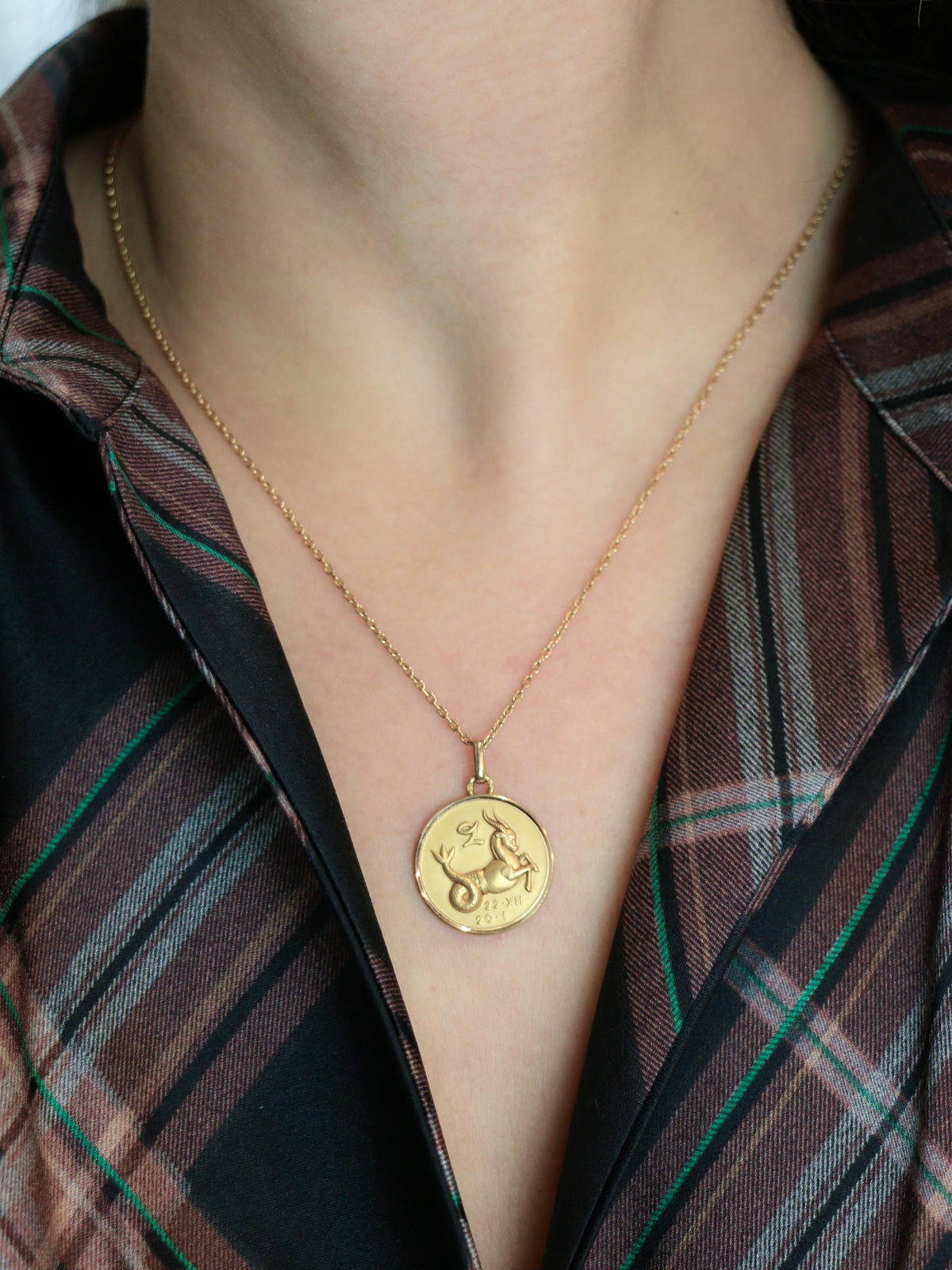 PENDENTIF SIGNES DU ZODIAQUE CAPRICORNE - Plaqué Or 18 Carats 750/000 - Bijou Mixte - Cadeau Idéal Astrologie - Marque Petugons