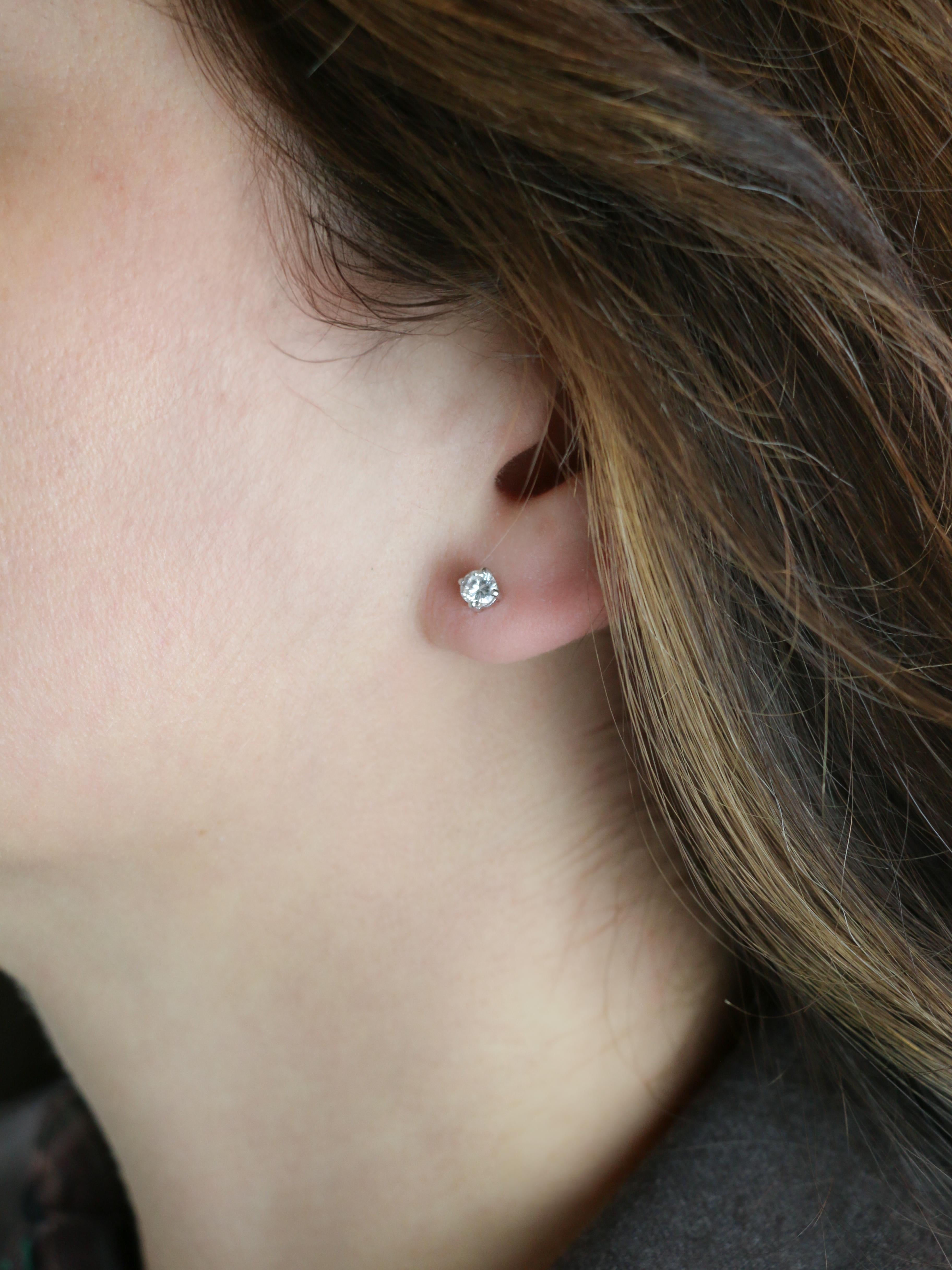 Puces d'oreilles or blanc diamants ronds 0.7 carat