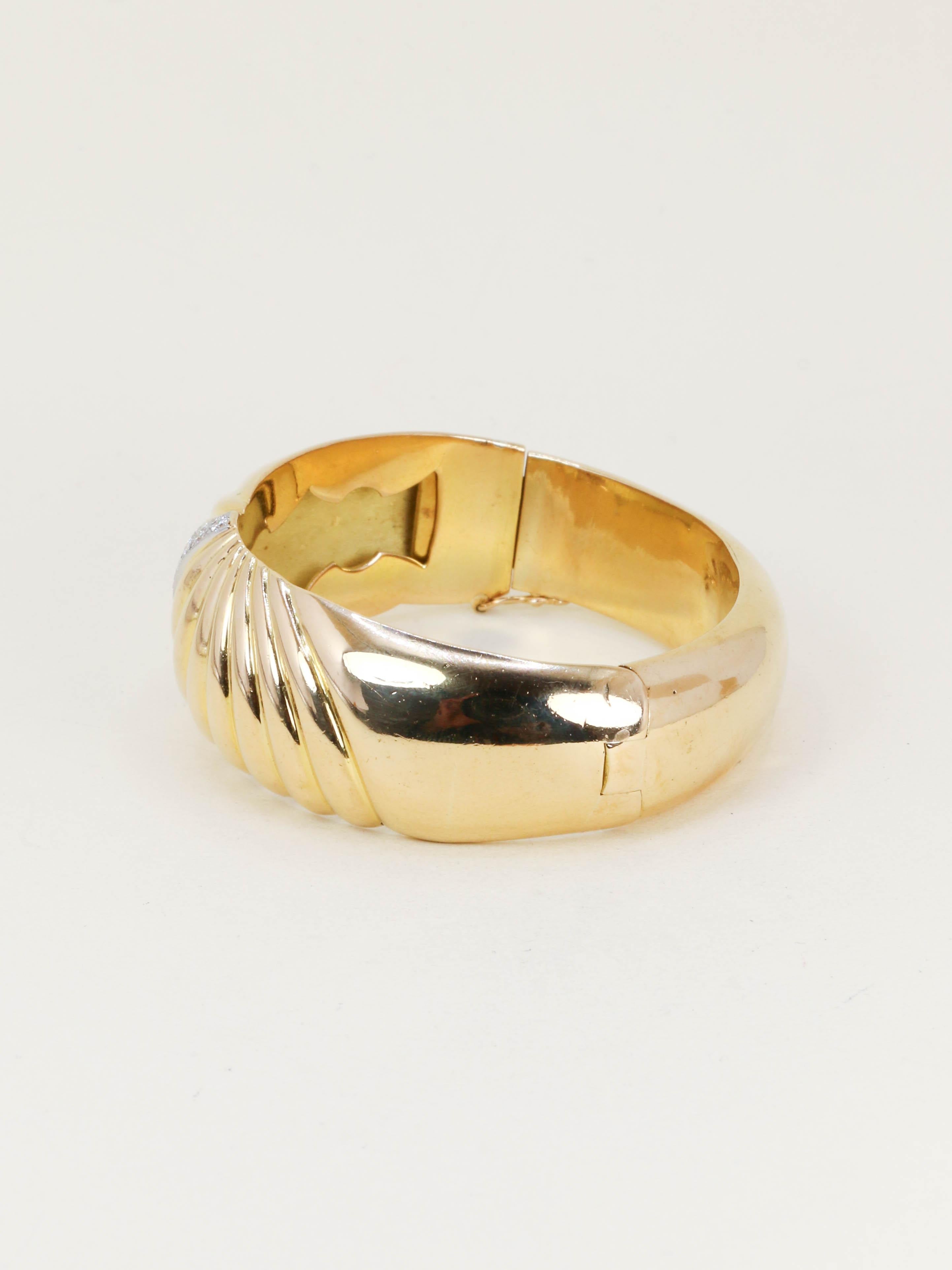 Bracelet jonc coquillage or jaune diamants années 1960