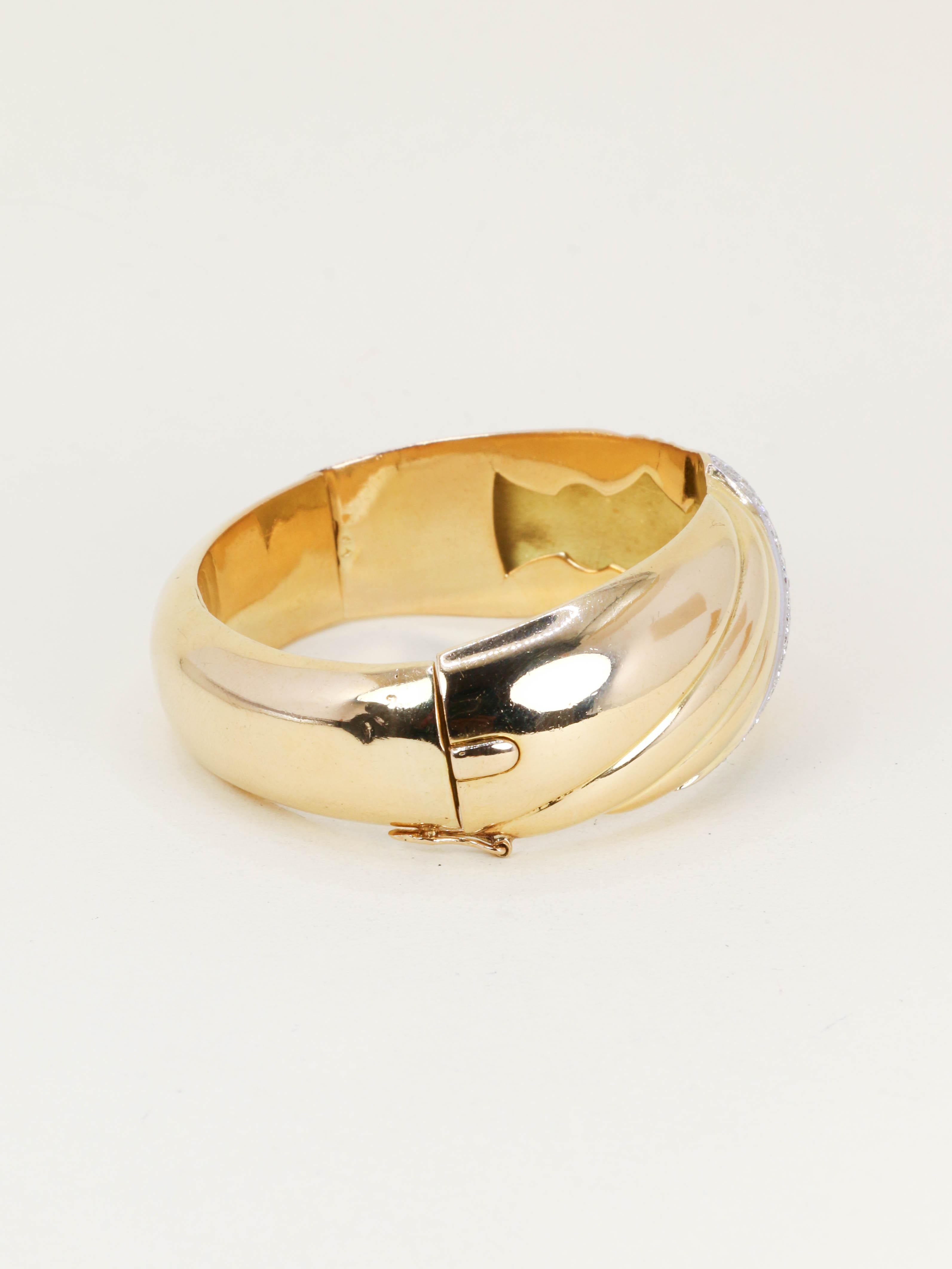 Bracelet jonc coquillage or jaune diamants années 1960
