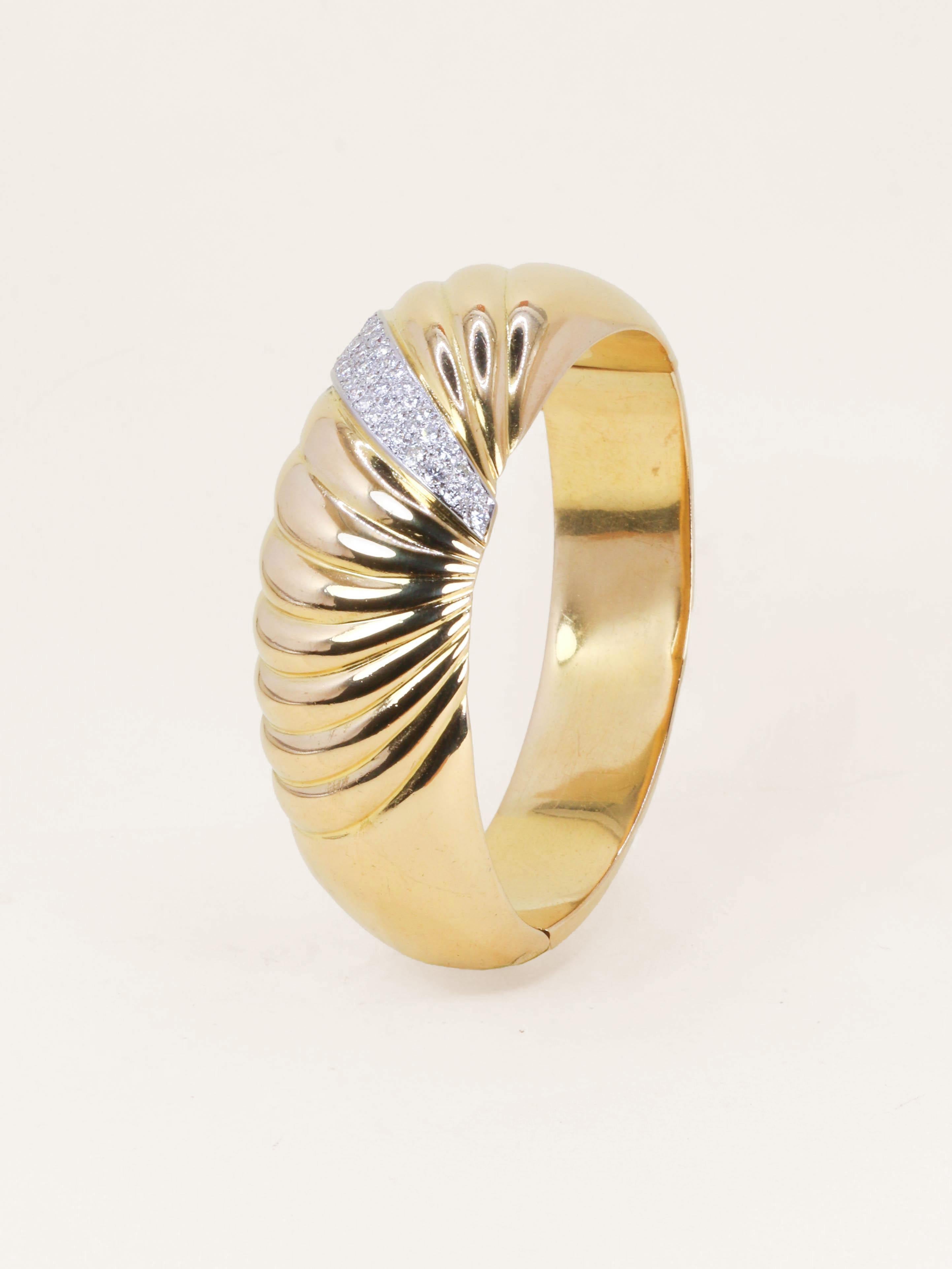 Bracelet jonc coquillage or jaune diamants années 1960