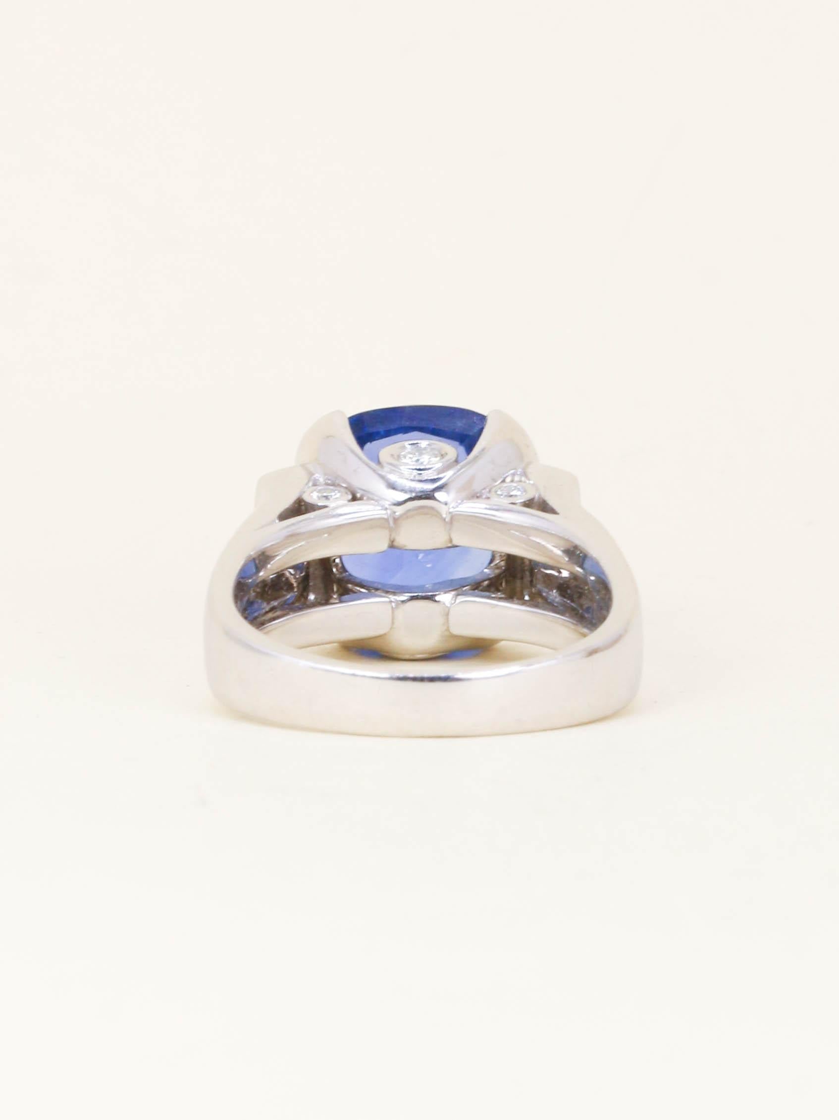 Bague cocktail Or blanc Saphir coussin Ceylan 10,81 carats