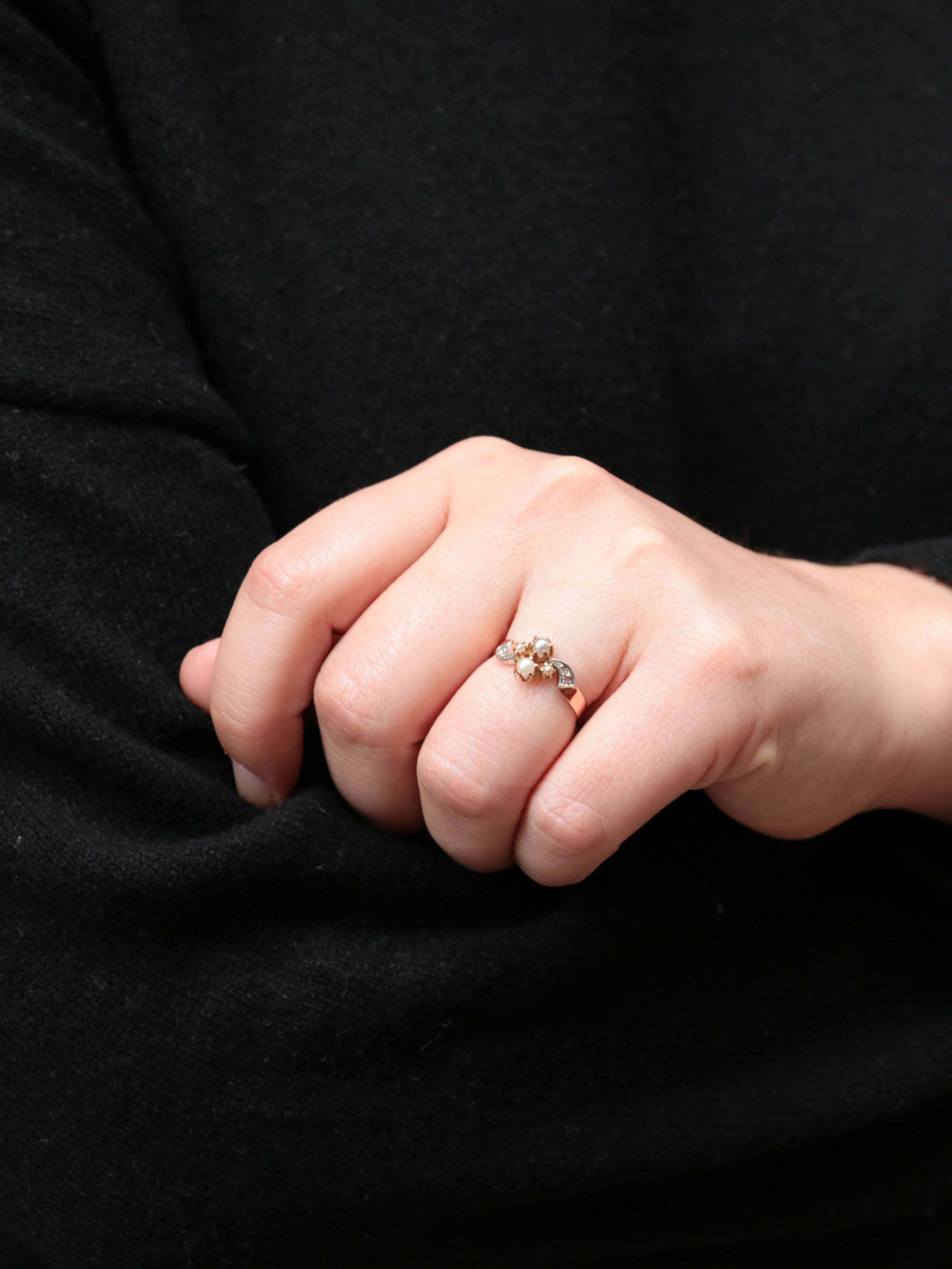 Bague ancienne en or blanc, perles fines et diamants