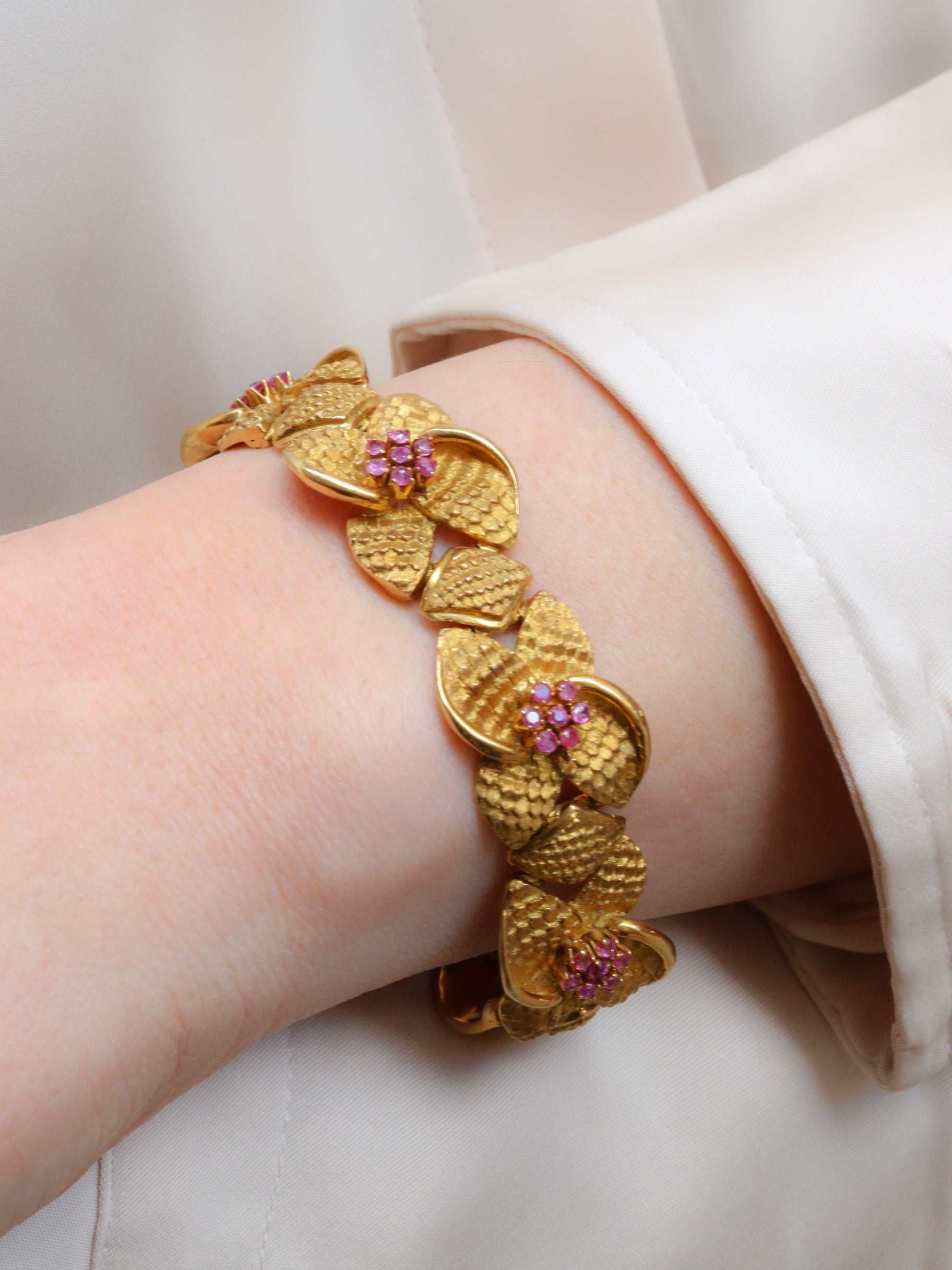 Vintage flower bracelet in amati gold and ruby