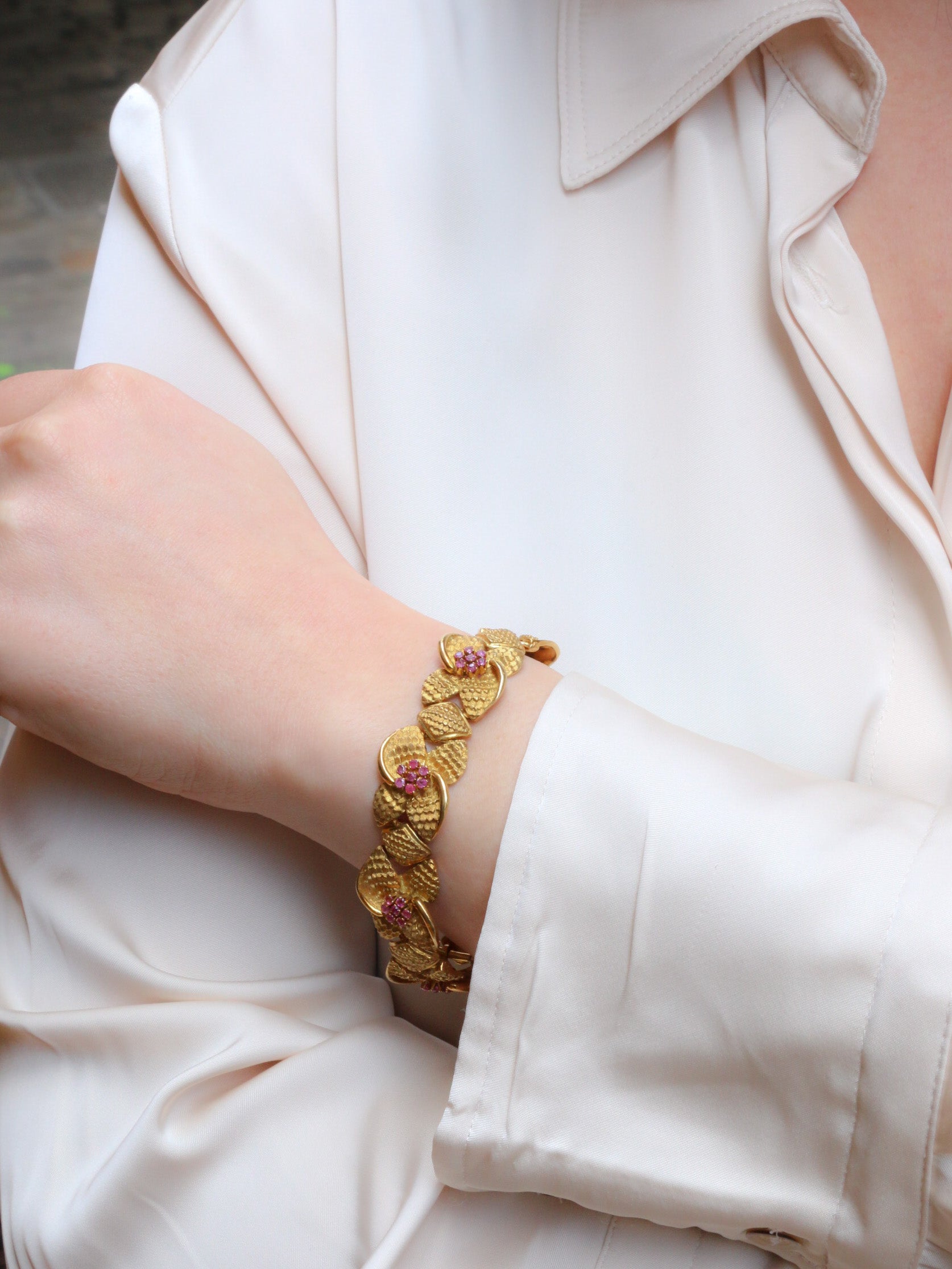 Vintage flower bracelet in amati gold and ruby