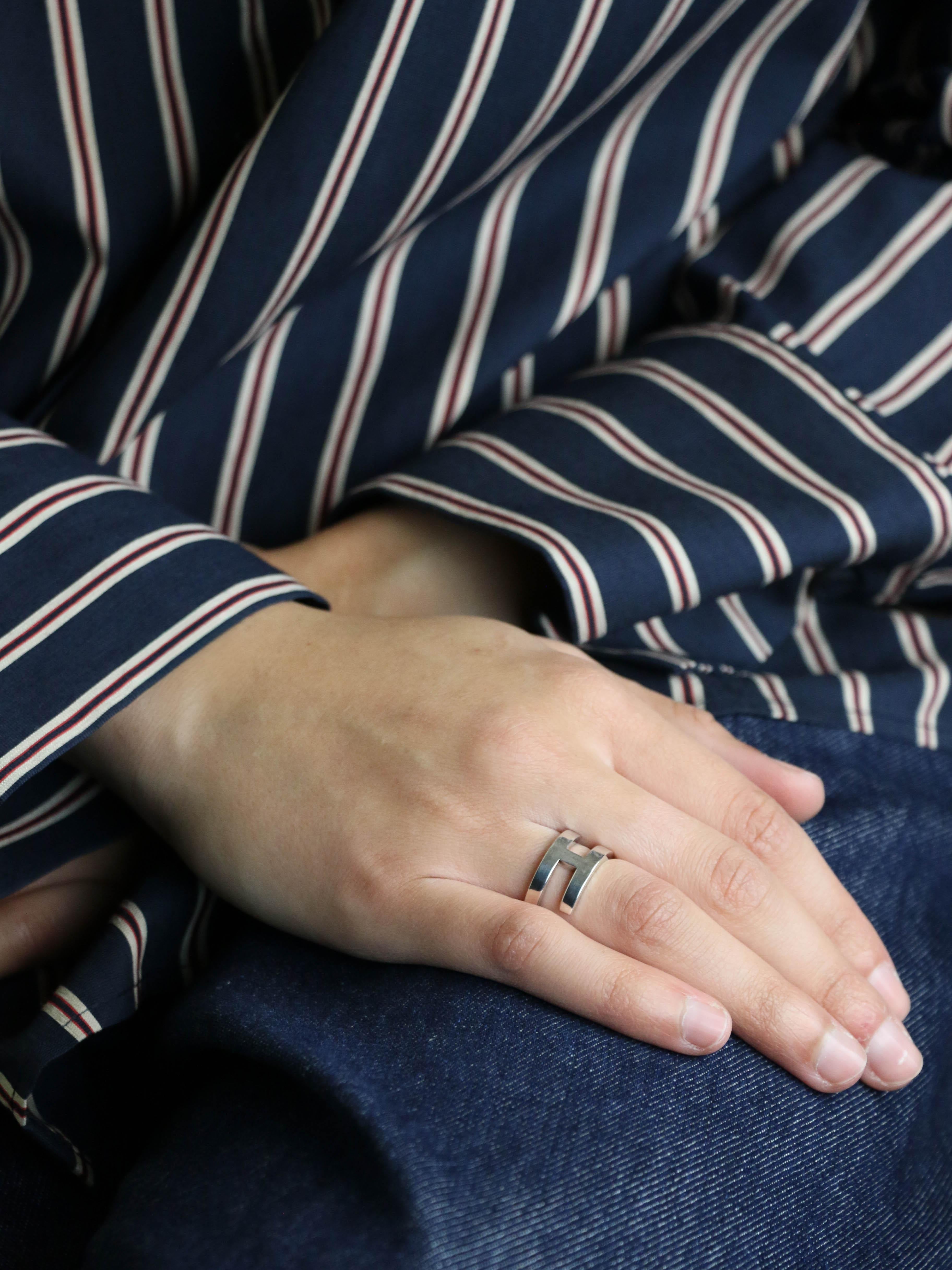 HERMES Bague H argent