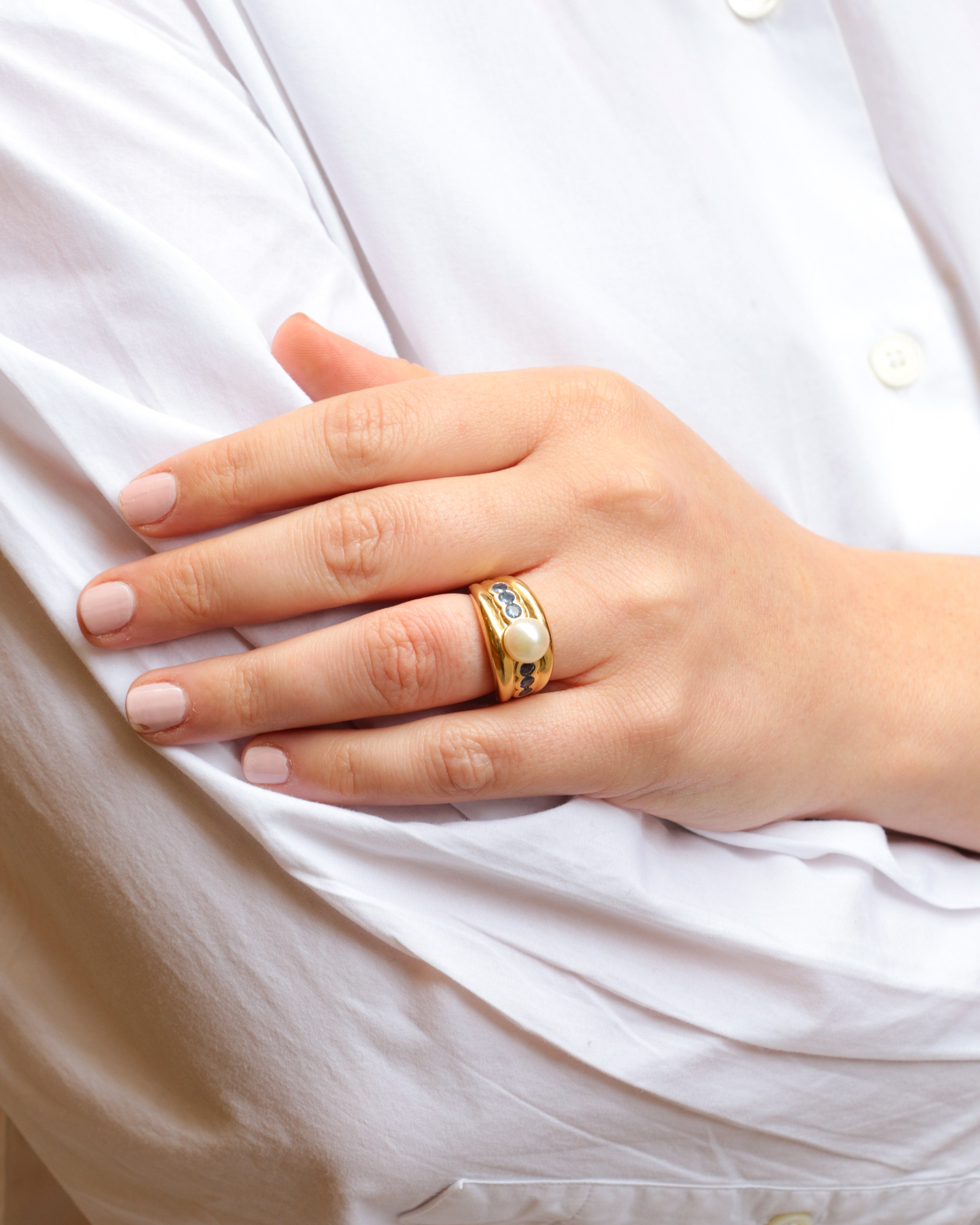 Vintage ring in yellow gold, pearl and sapphires