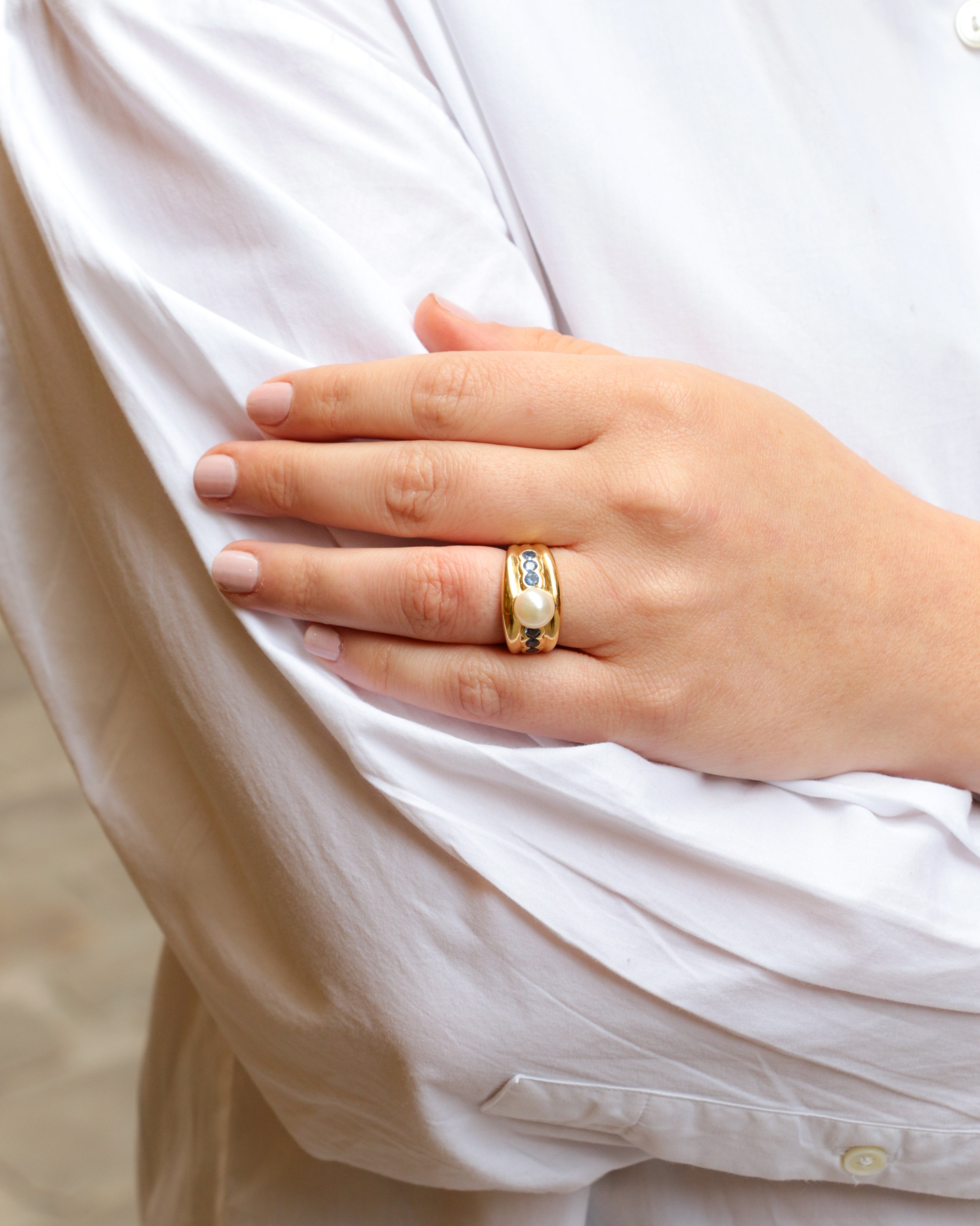 Vintage ring in yellow gold, pearl and sapphires