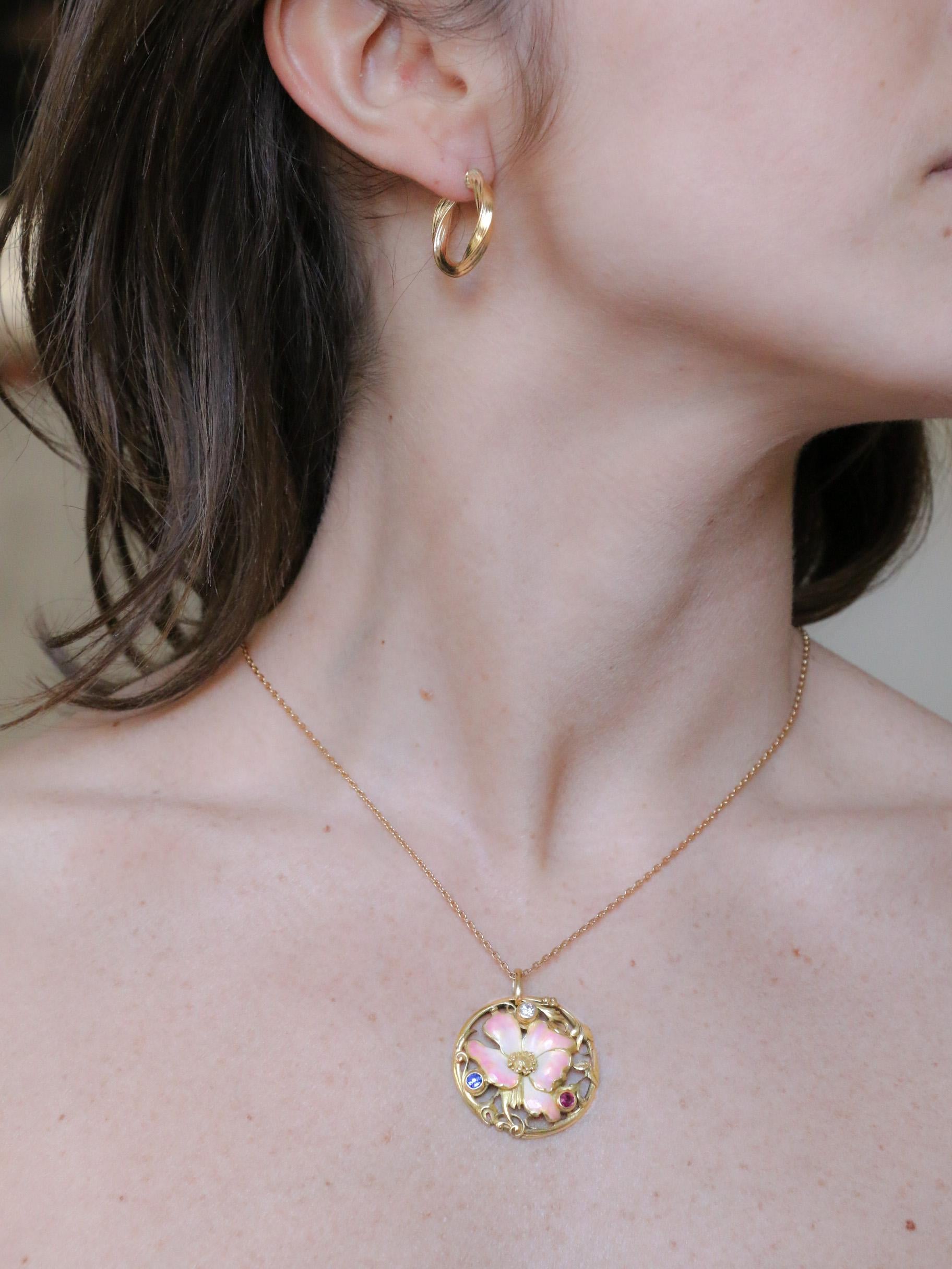 MAISON MENU Pendentif fleur Art Nouveau or jaune émail diamant rubis saphir