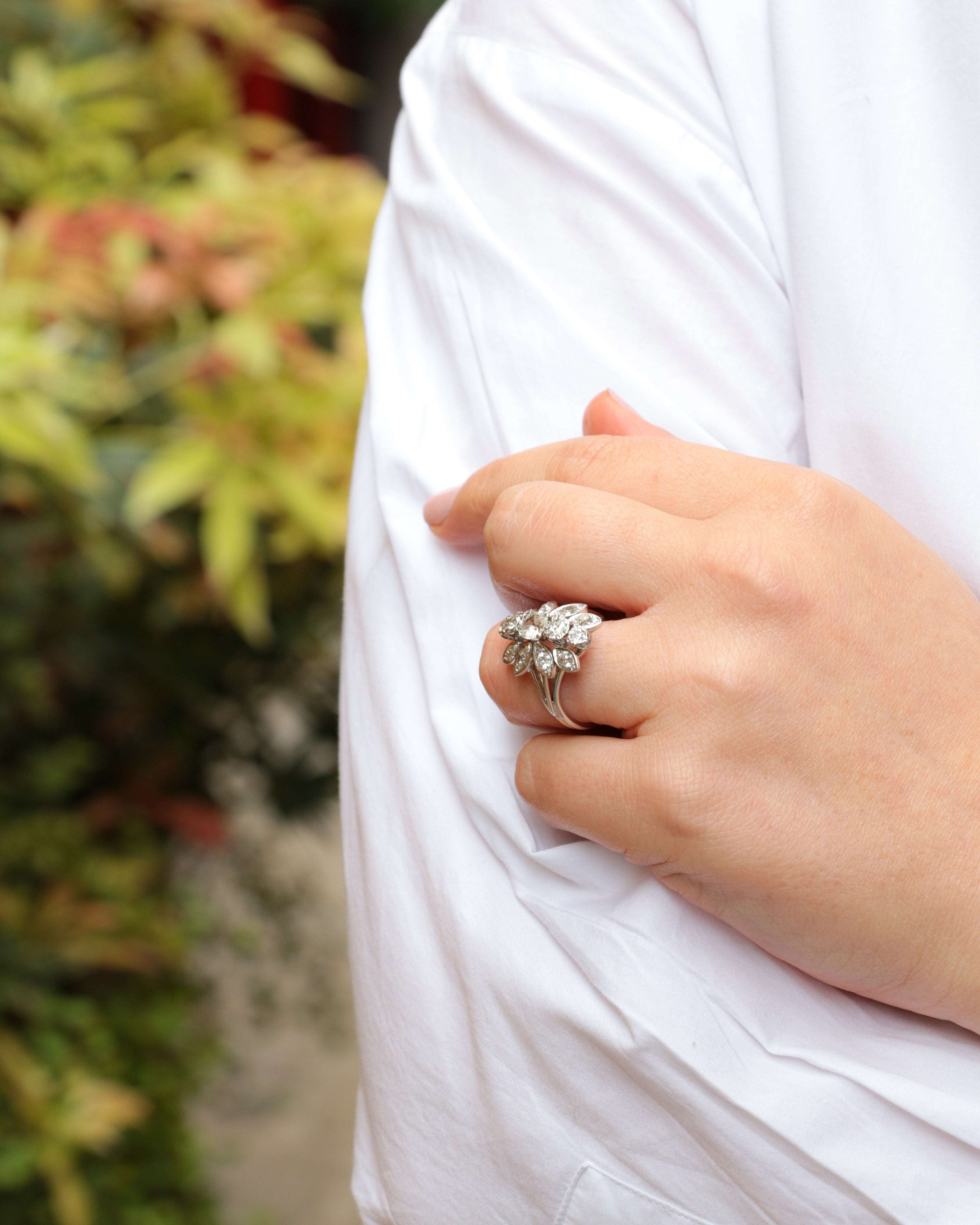 Bague fleur ancienne en or, platine et diamants figurant un motif floral