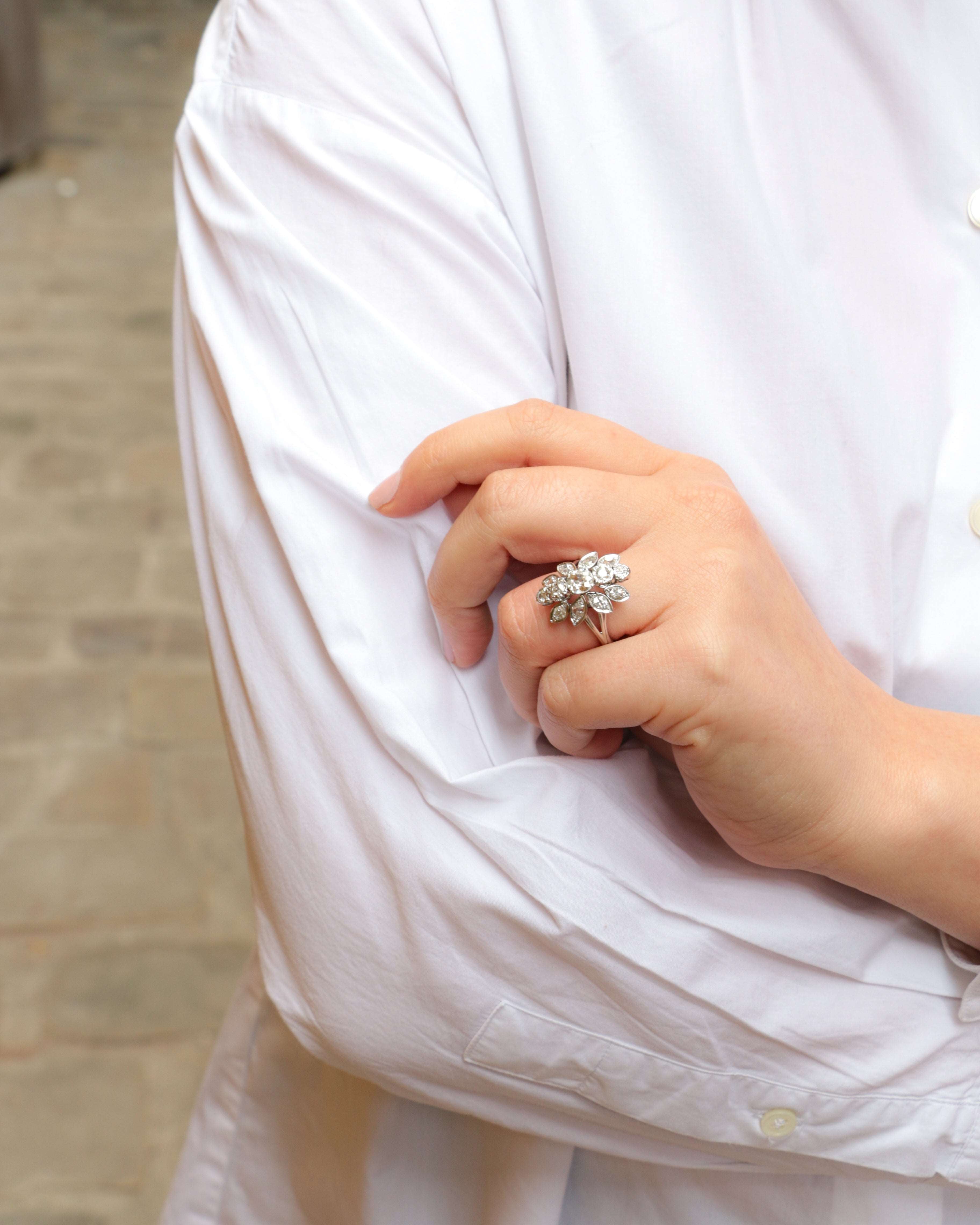 Bague fleur ancienne en or, platine et diamants figurant un motif floral