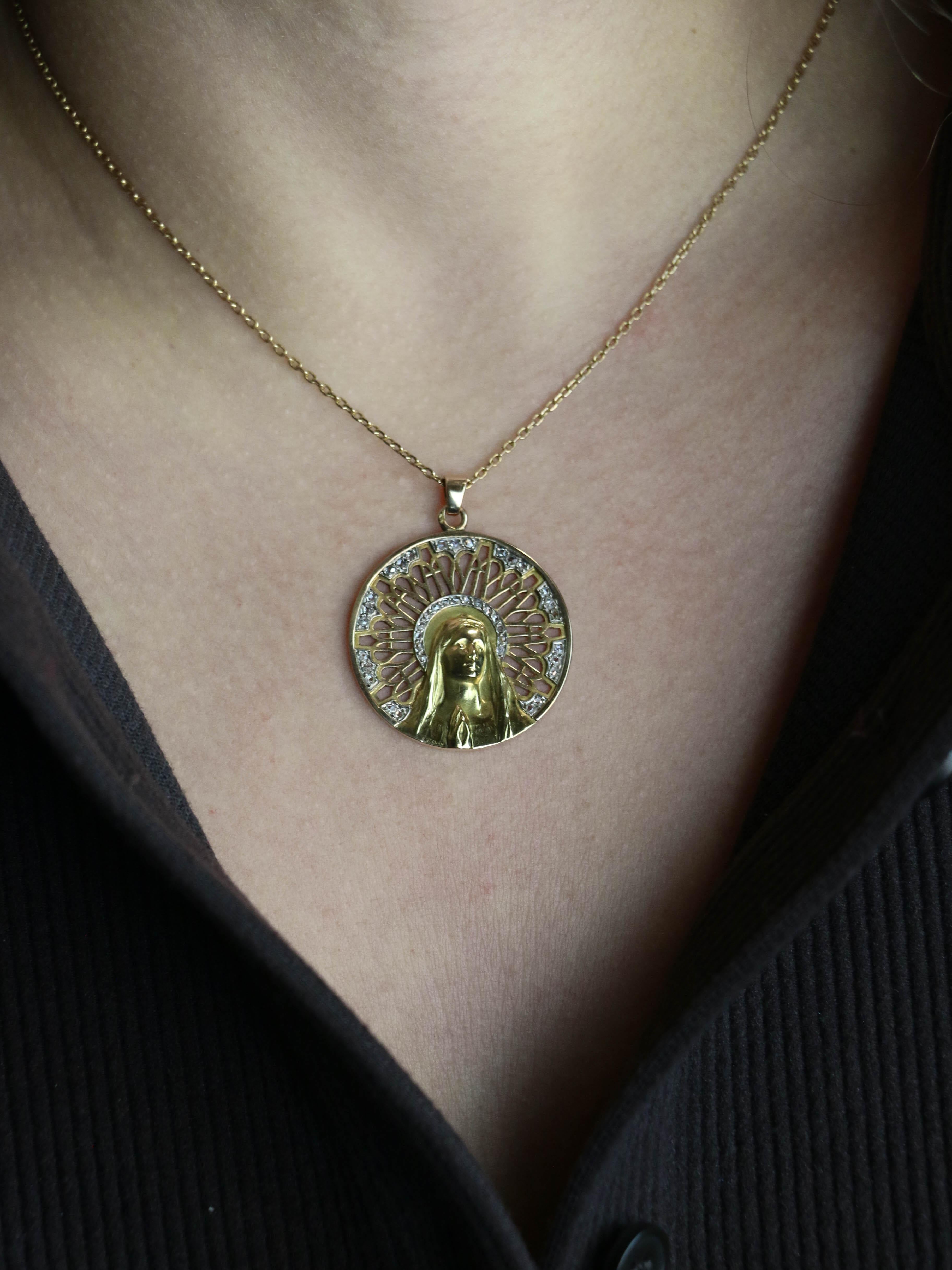 VERNON Medaille Art Nouveau Vierge or jaune diamants taille rose