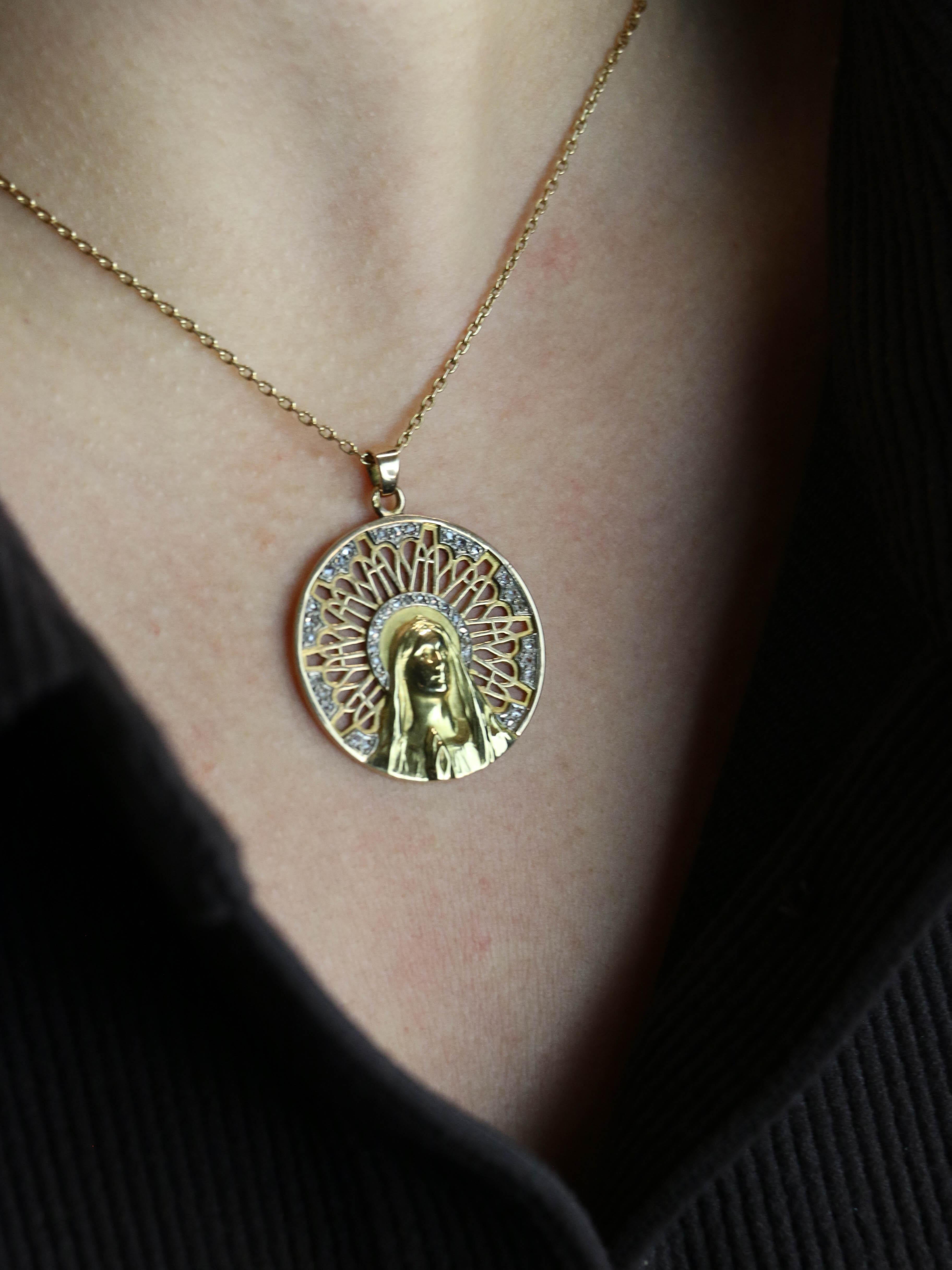 VERNON Medaille Art Nouveau Vierge or jaune diamants taille rose