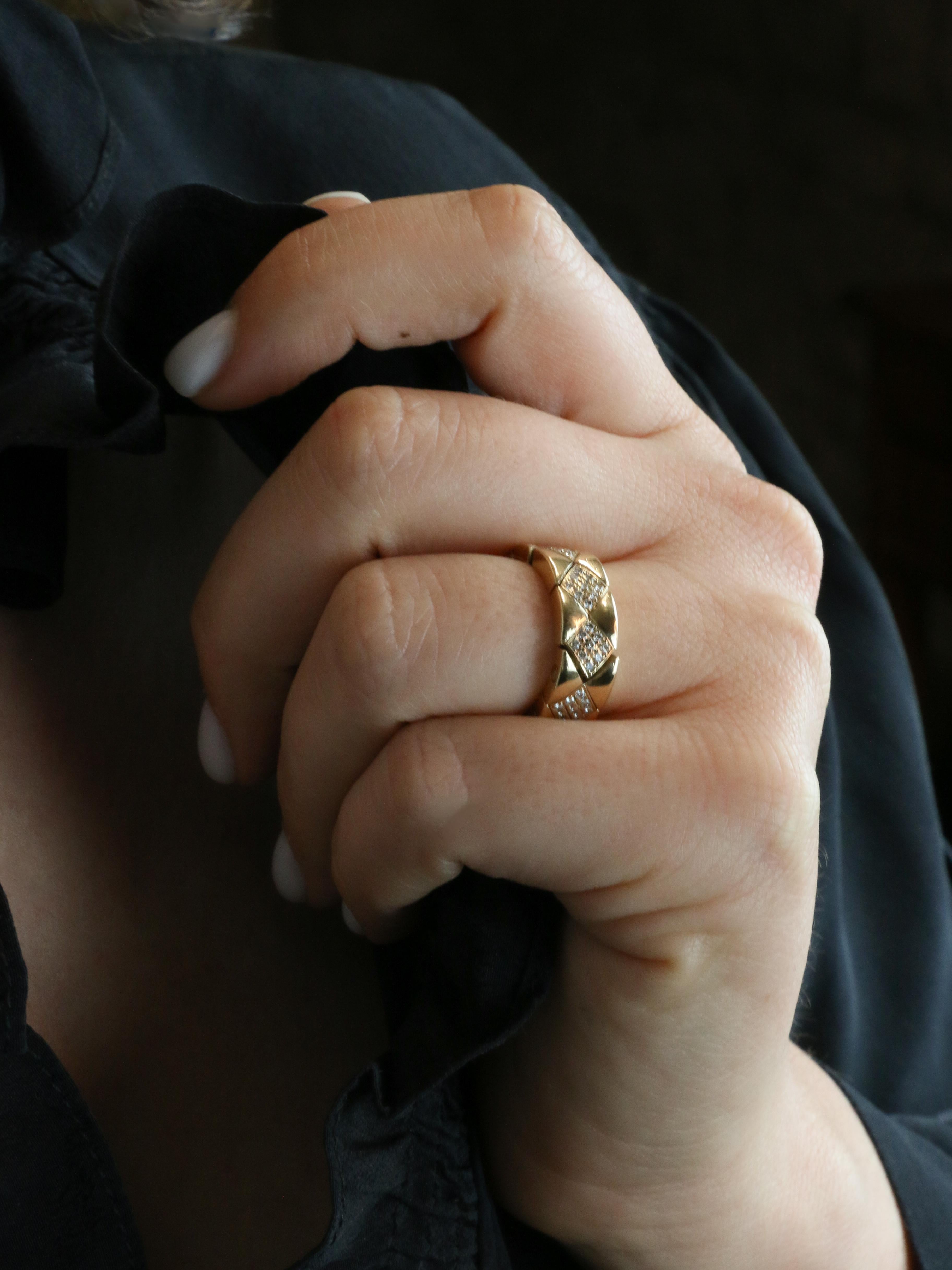 CHANEL Bague "Matelassé" vintage or jaune diamants